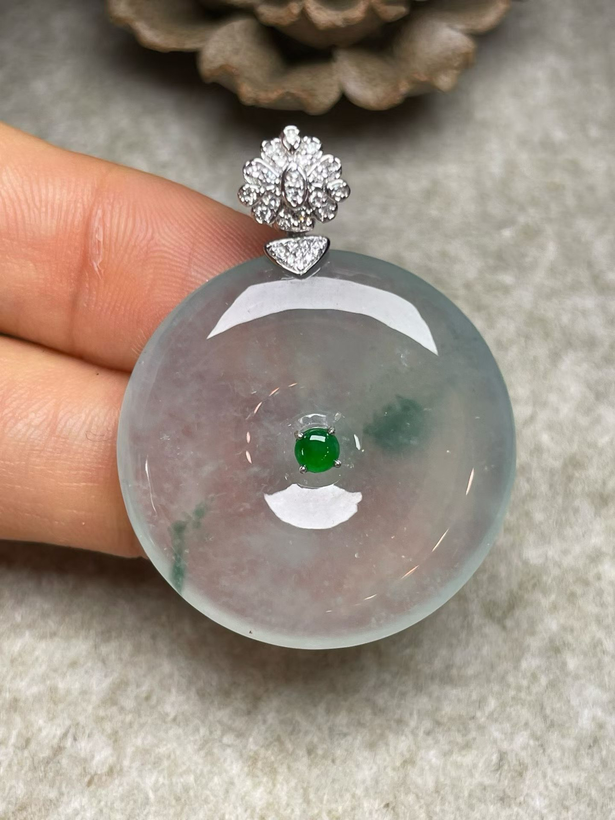 冰种飘花平安扣吊坠、真金真钻镶嵌，种水好，玉质细腻 .裸石尺寸 28.6