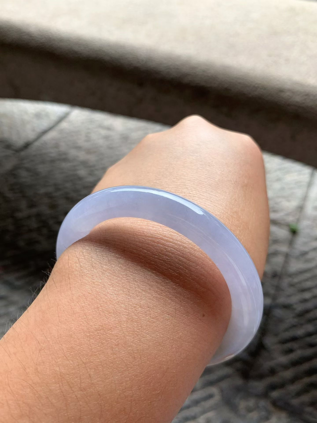 紫罗兰黄翡圆条手镯尺寸54.5*10*9.5 玉质细腻均匀，紫色淡雅清新，镯身一侧带有天然形成的暖黄色俏色，色泽柔和自然，韵味十足！