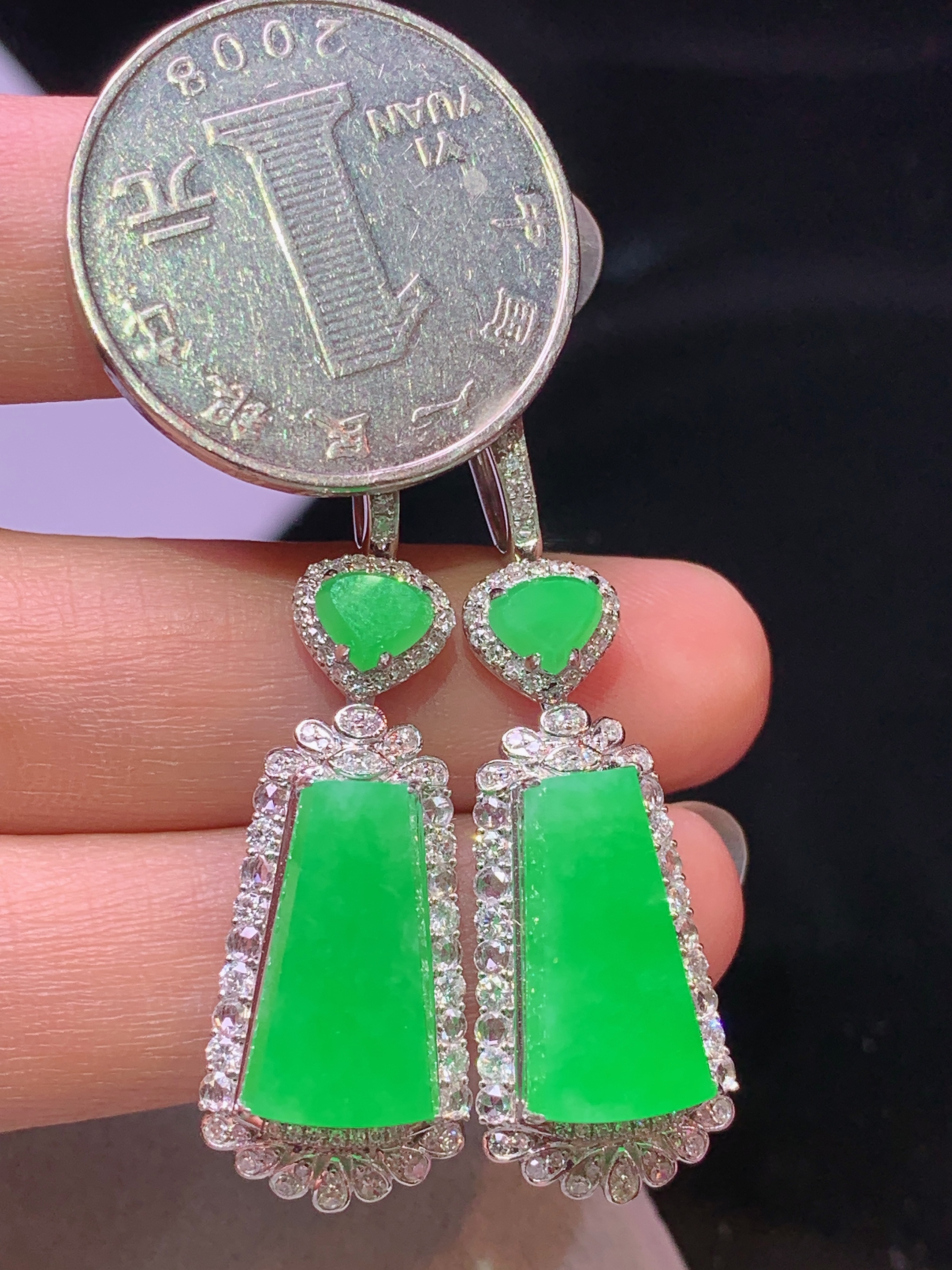 18k金钻镶嵌阳绿无事牌耳坠 玉质细腻 色泽艳丽清新 水润亮眼 整体尺寸43.8*13*8.5h1