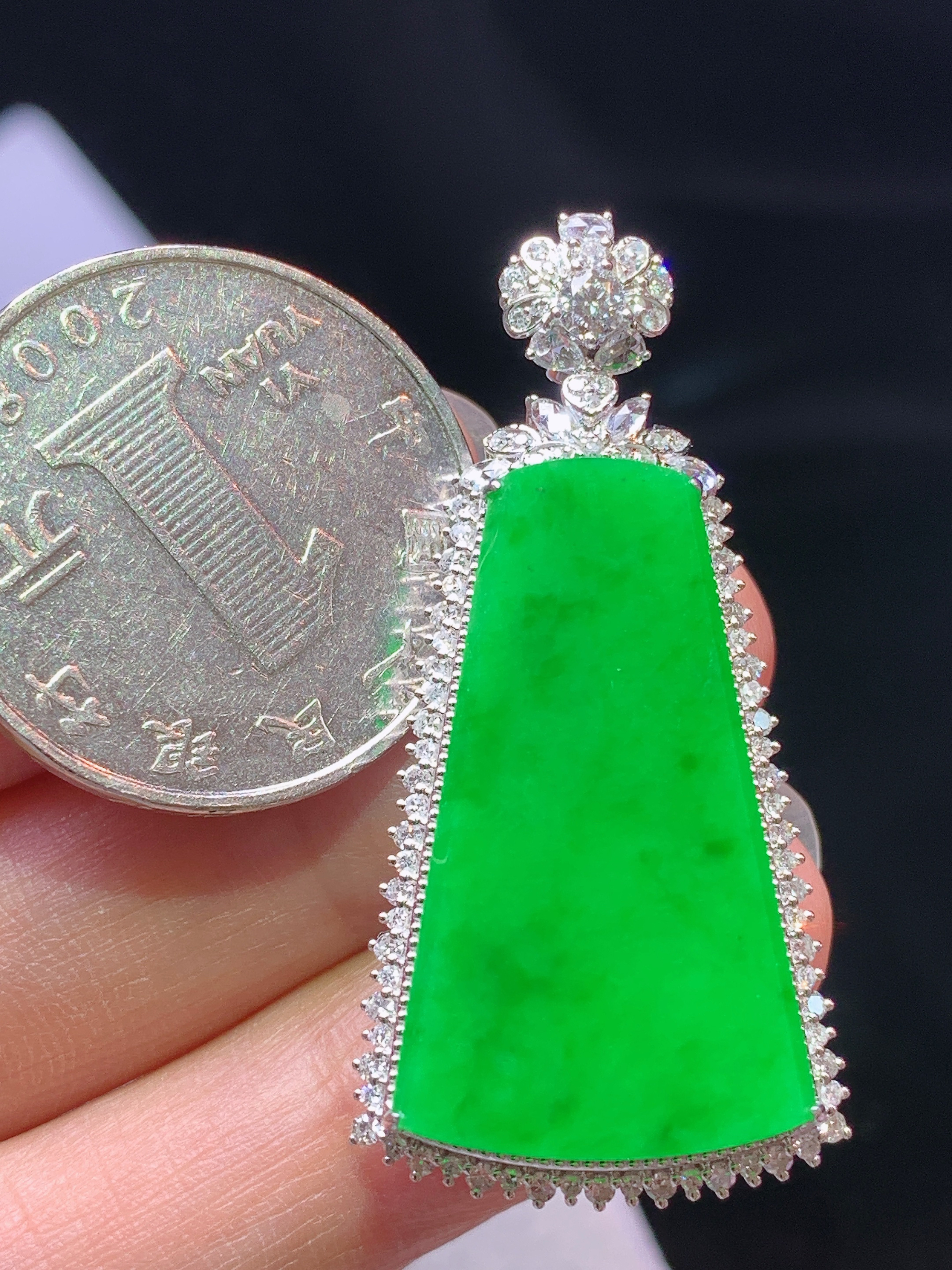 18k金钻镶嵌阳绿无事牌吊坠 玉质细腻 色泽艳丽清新 水润亮眼 整体尺寸42.6*20.5*9h1