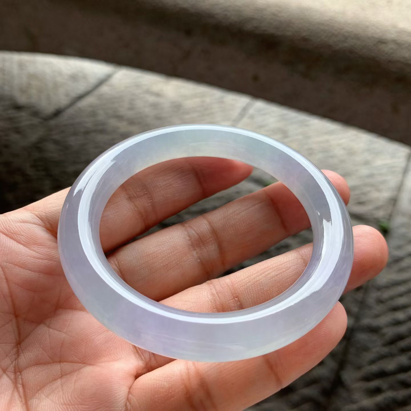 淡春彩圆条手镯尺寸54*9.8*9.5 ，老种通透，玉质莹润，光泽感强，水头充足，紫绿相间，色彩柔和，淡雅水灵！