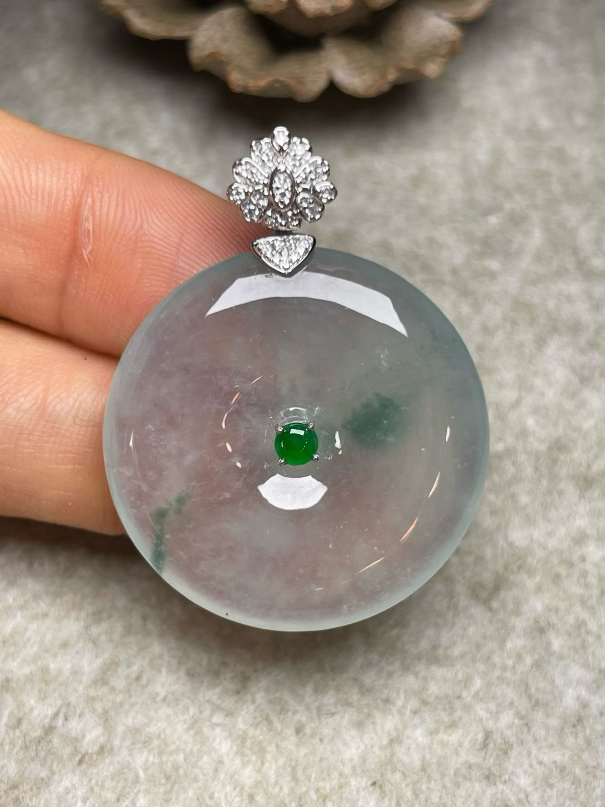 冰种飘花平安扣吊坠、真金真钻镶嵌，种水好，玉质细腻 .裸石尺寸 28.6