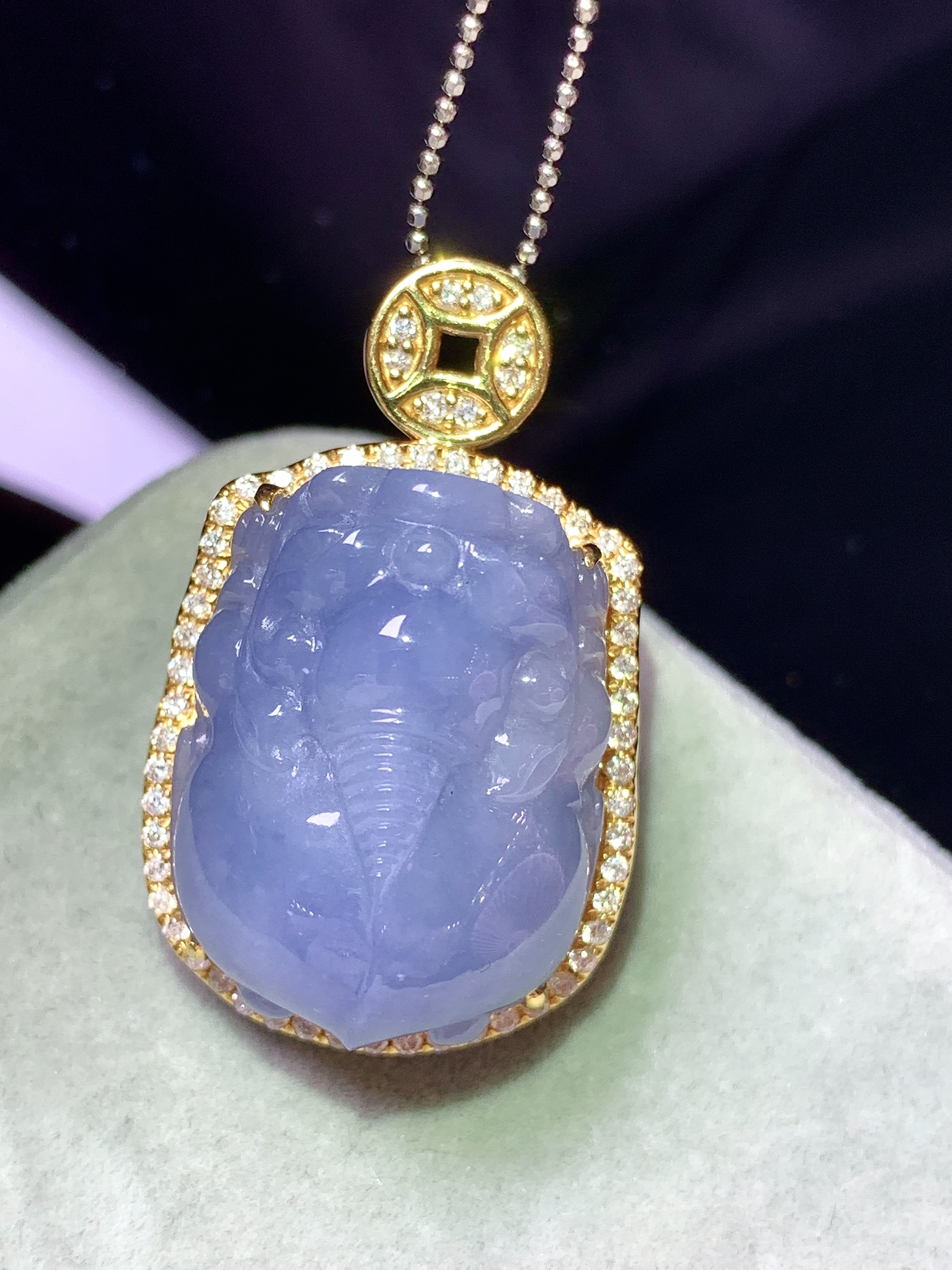 18k金钻镶嵌紫罗兰貔貅吊坠 玉质细腻 色泽艳丽清新 水润亮眼 整体尺寸33.5*20.5*13.8z1