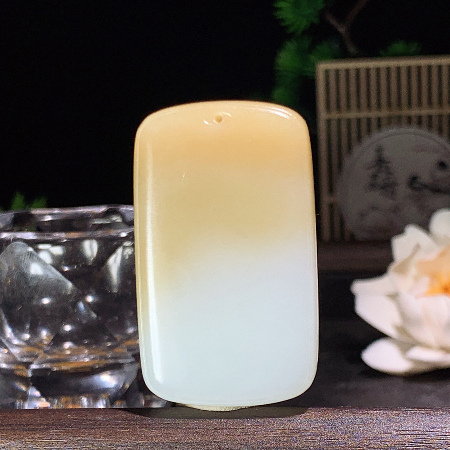 新疆和田玉且末糖平安无事牌挂件 尺寸46/27/9重32克！玉质细腻油润 底色纯净 脂粉好，品质好。lt260420