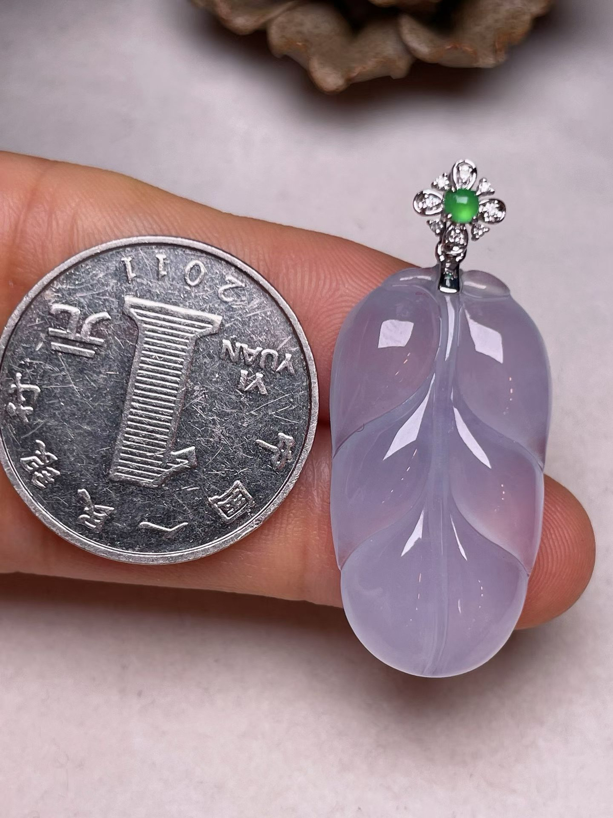 冰种紫罗兰叶子吊坠，真金真钻镶嵌，种水好，玉质细腻 .裸石尺寸 32.0*17.0