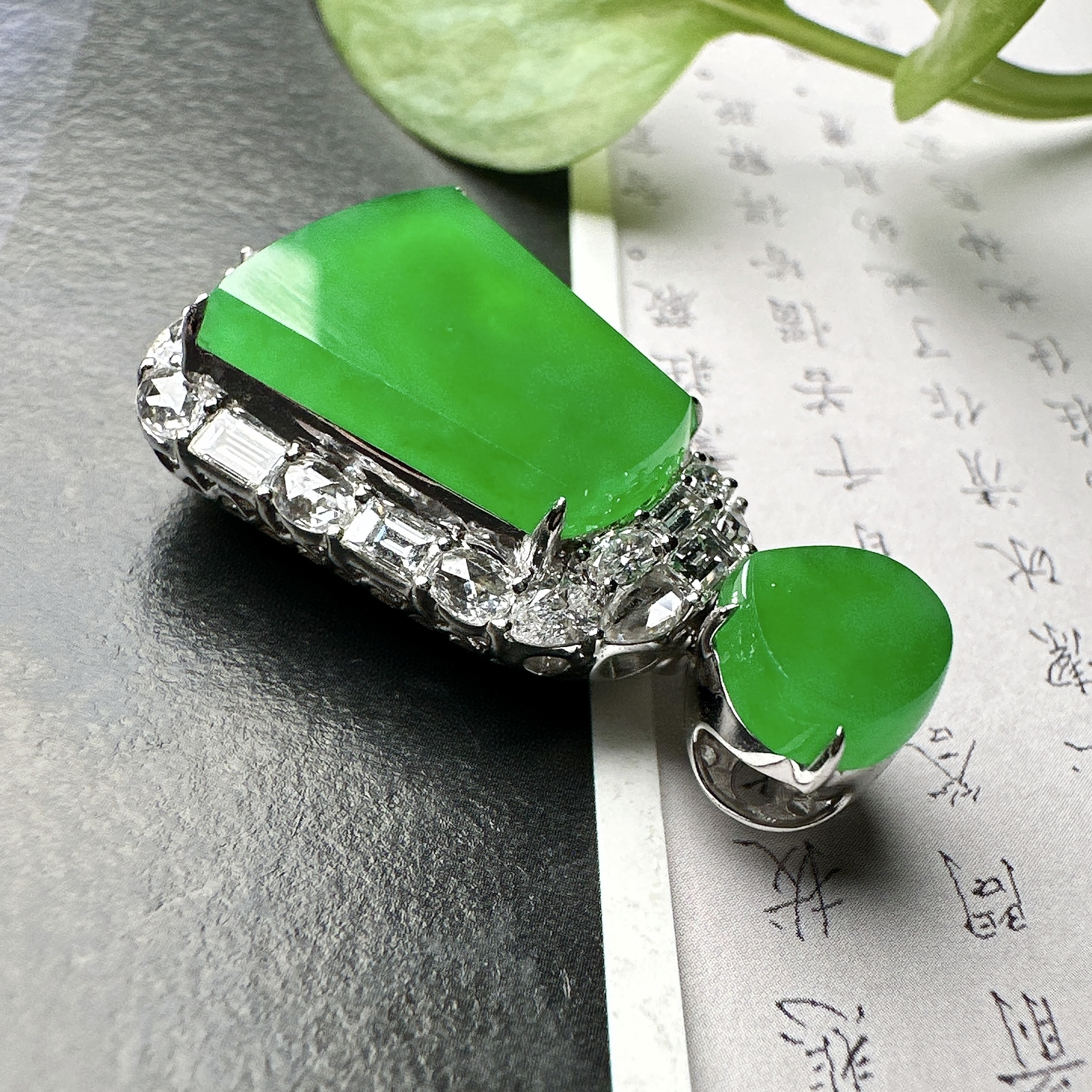 【冰种满绿无事牌】种水上乘，通透闪亮，晶莹剔透。收藏品质，18K金钻镶嵌，裸石尺寸17.7*14.8*3毫米。