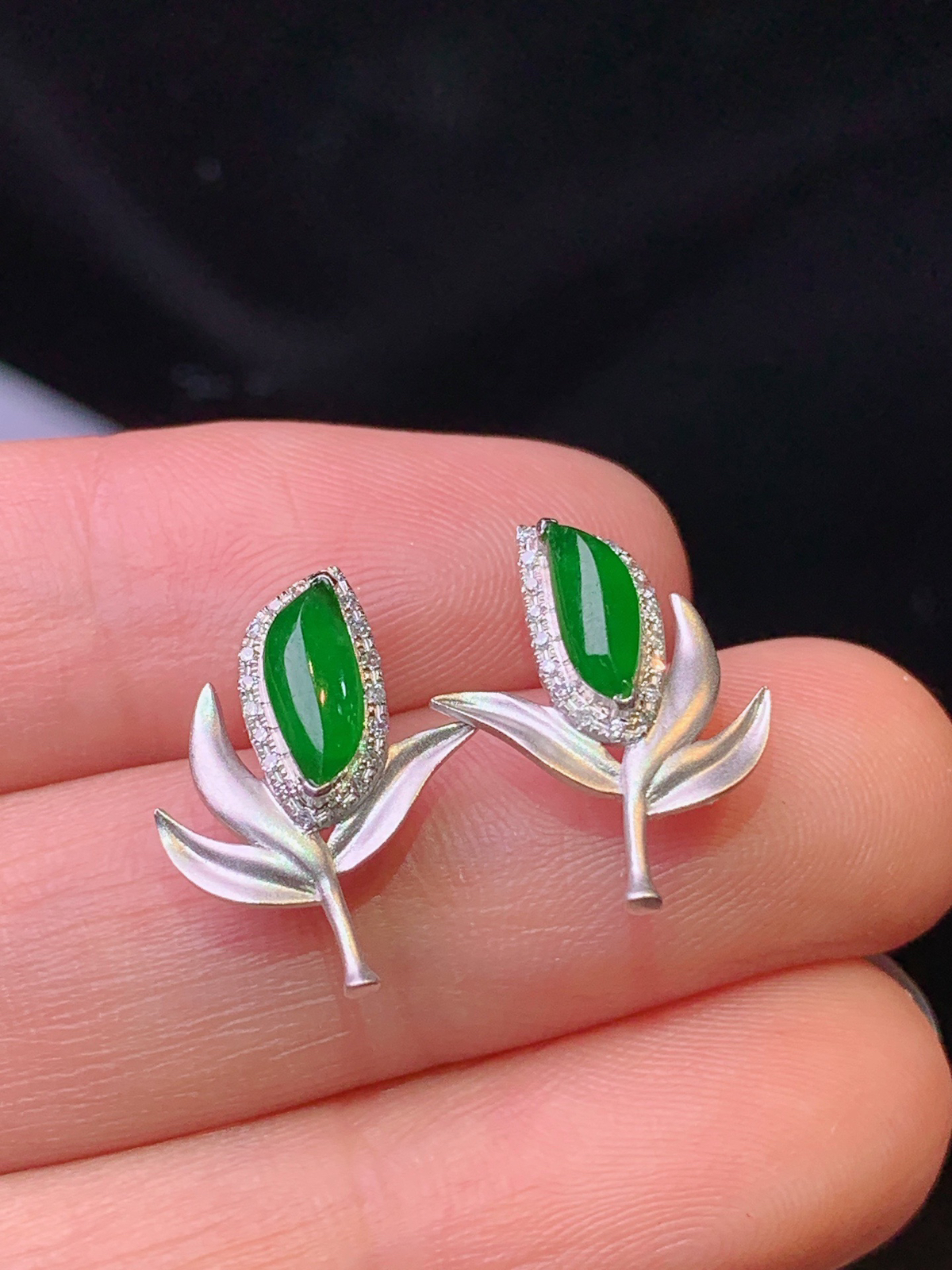 18k金镶嵌满绿随形耳钉 玉质细腻 色泽清新艳丽 整体尺寸16*10.5*2.6