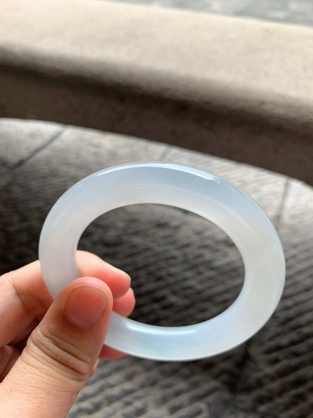 飘绿丝圆条手镯尺寸54.5*11*11.5 老种肉细，版型圆润厚实，冰莹透亮水足，满满的胶感，飘丝丝绿花，灵气清新！