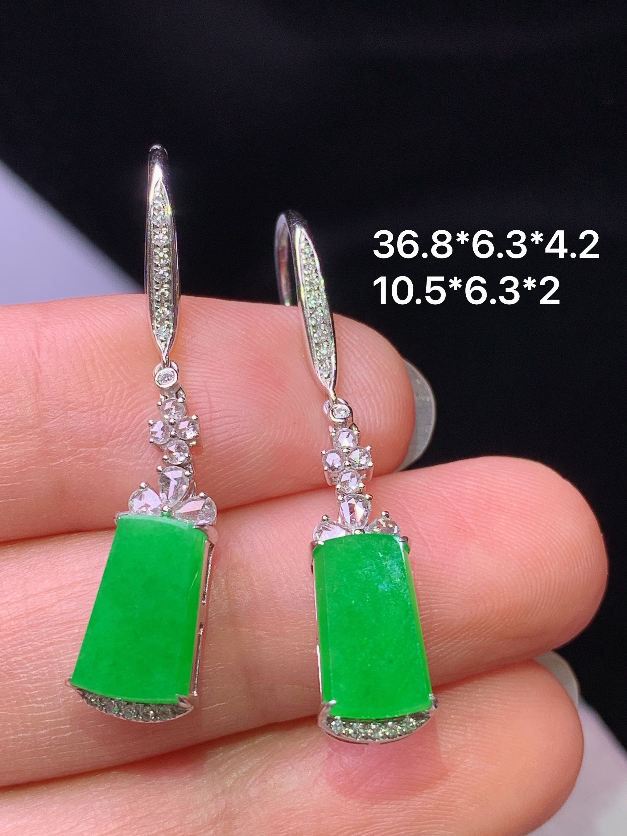 18k金钻镶嵌阳绿无事牌耳坠 玉质细腻 色泽艳丽清新 水润亮眼 整体尺寸36.8*6.3*4.2x9