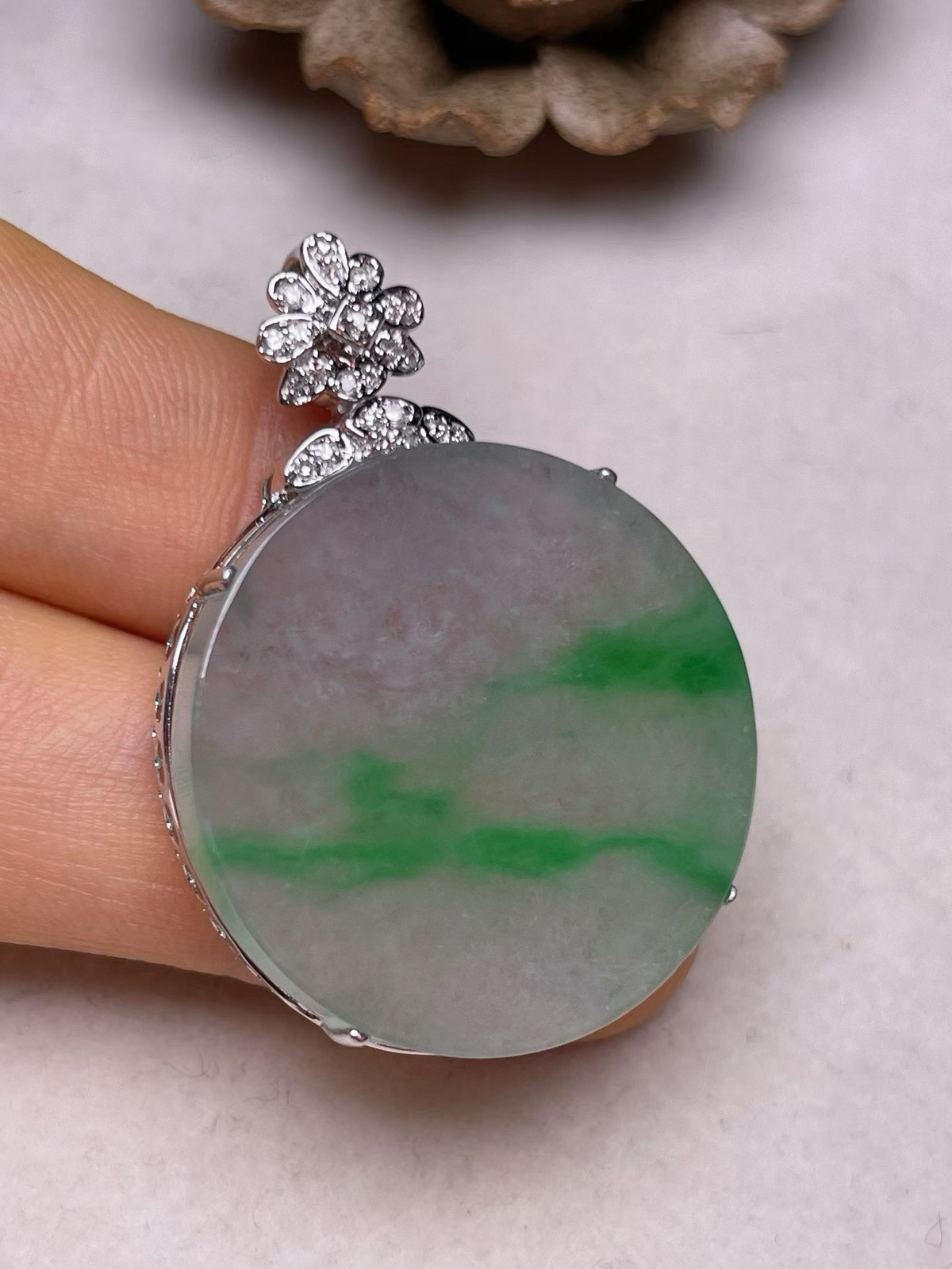 冰种飘绿平安扣吊坠、真金真钻镶嵌，种水好，玉质细腻 .裸石尺寸 26.0