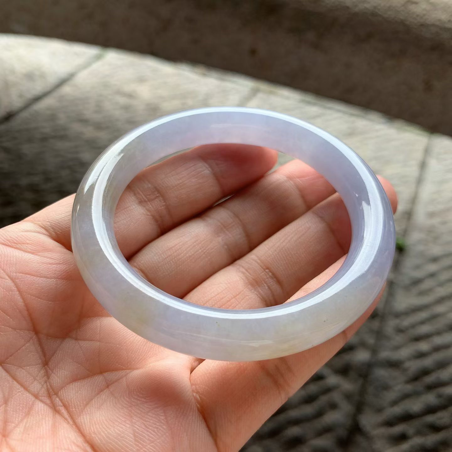 紫罗兰黄翡圆条手镯尺寸54.5*10*9.5 玉质细腻均匀，紫色淡雅清新，镯身一侧带有天然形成的暖黄色俏色，色泽柔和自然，韵味十足！