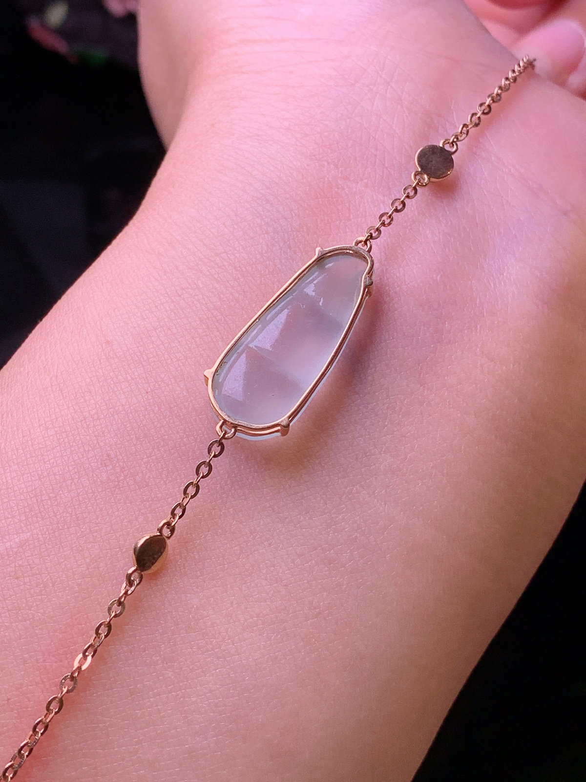 18k金钻镶嵌冰种四季豆手链 玉质细腻 色泽清新艳丽 裸石尺寸22*9*3.8