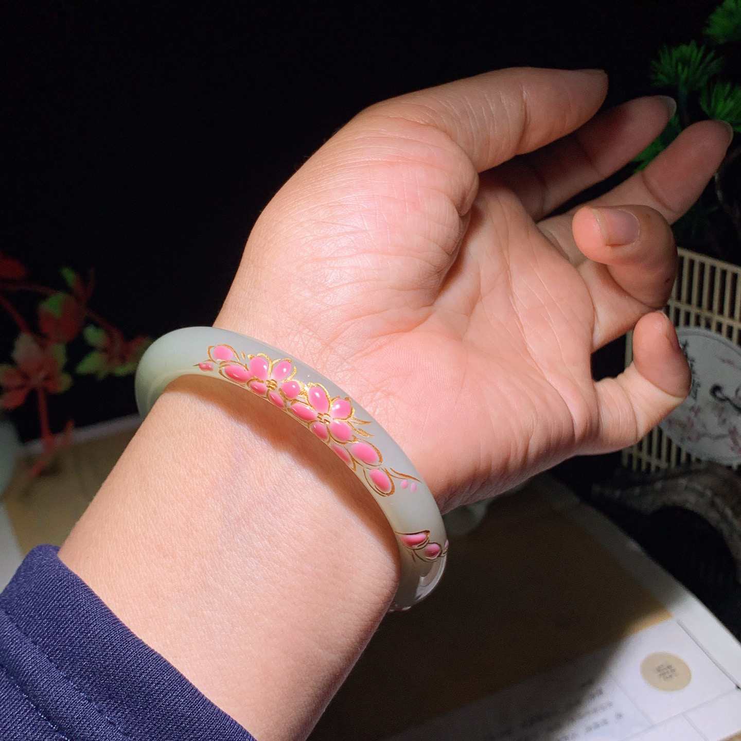 56圈口和田玉大漆清水花开富贵手镯 56圈口条宽9厚8重35.5克。玉质细腻油润。手推出油。佩戴高端典雅。lt260418