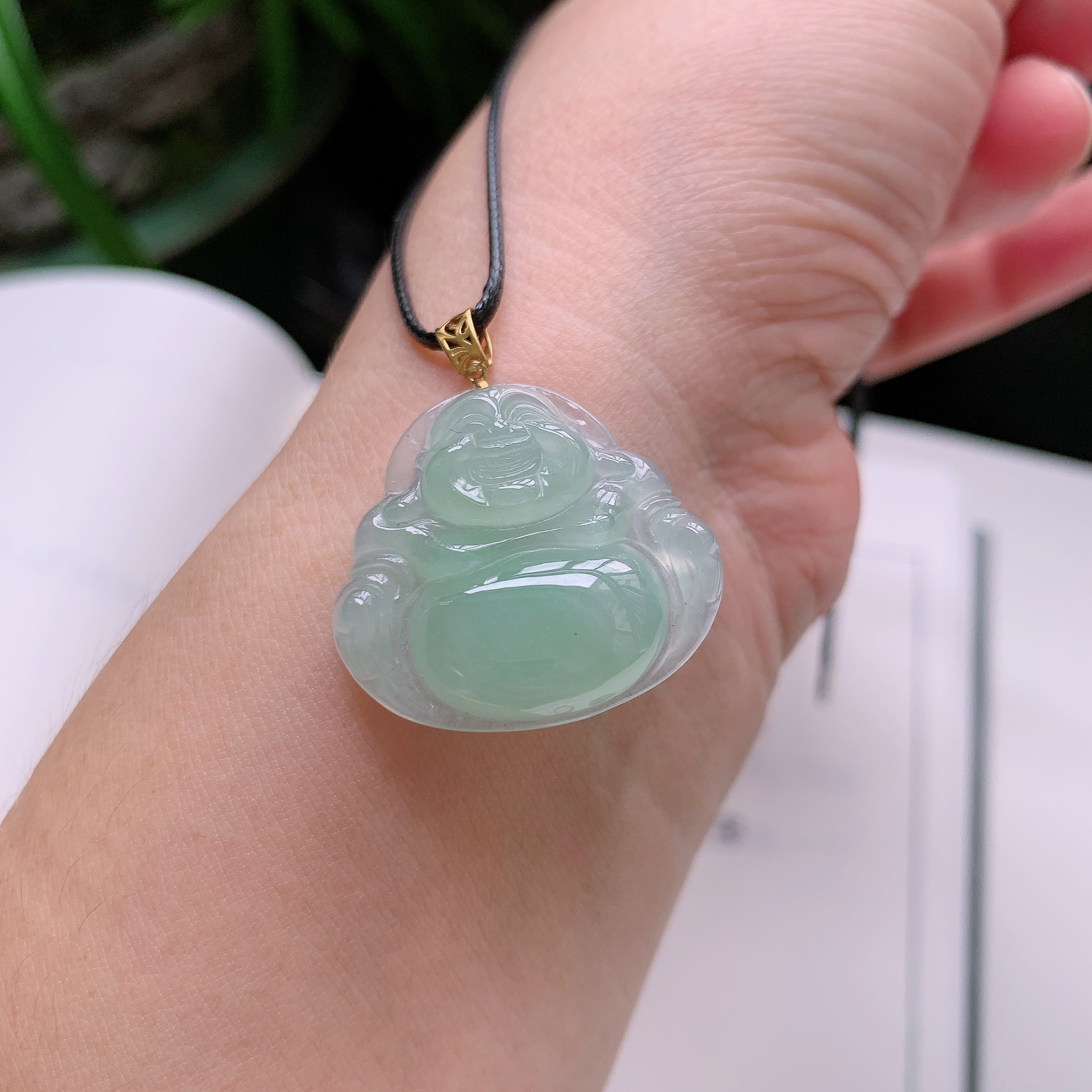 天然A货翡翠18K金镶嵌甜绿大肚佛公吊坠 
尺寸32-28-5.5mm 重量5.89g