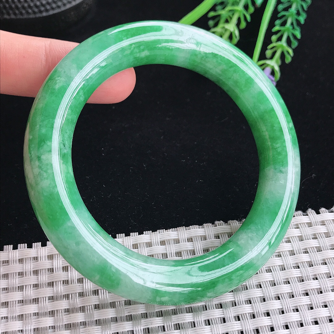 实拍A货翡翠56/12.4/12.1老坑精美温润辣绿满绿圆条手镯翡翠玉镯平安镯