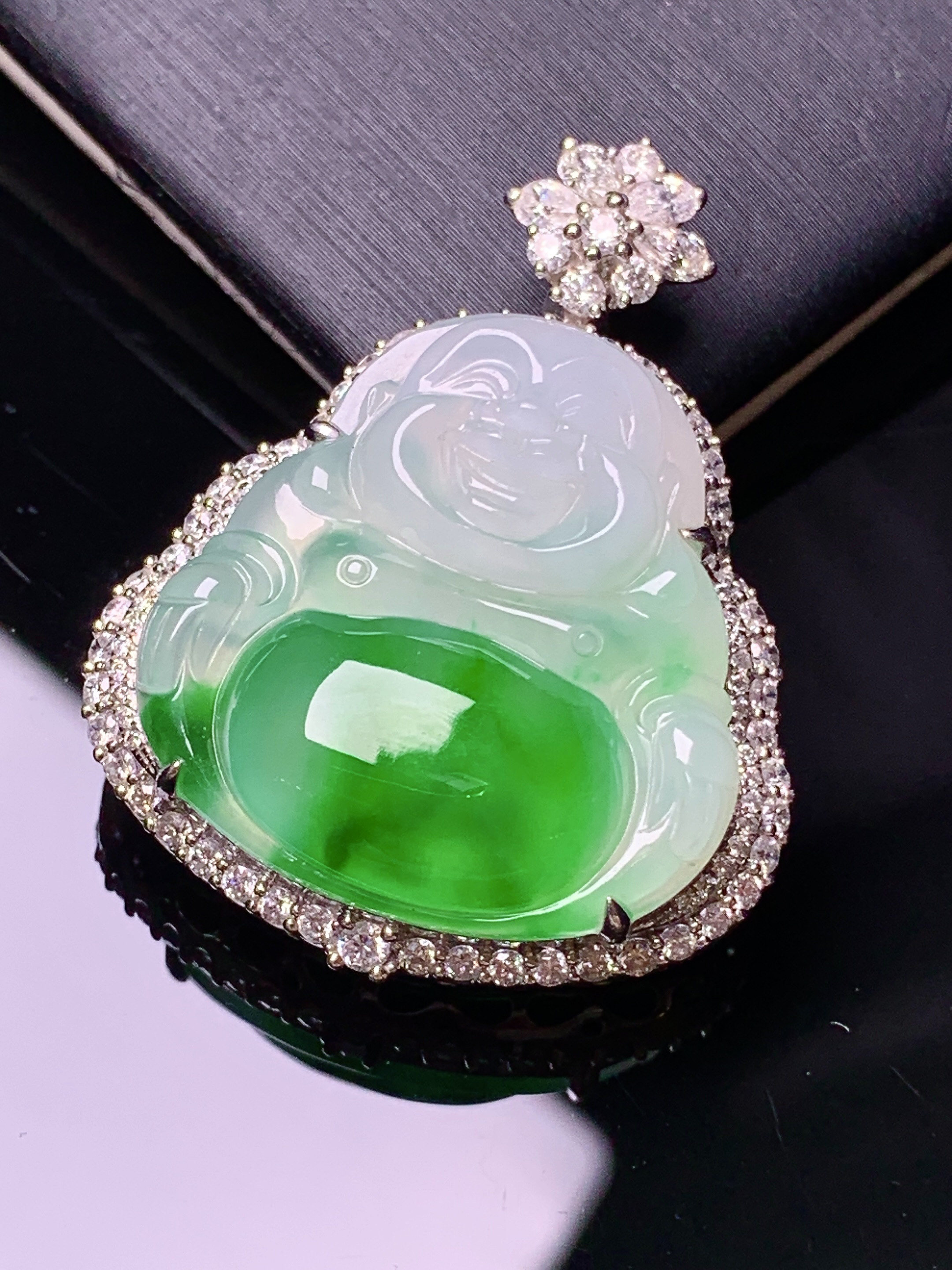 18k金钻镶嵌飘绿佛公吊坠 玉质细腻 色泽艳丽清新 水润亮眼 整体尺寸35*27.5*10.5z1