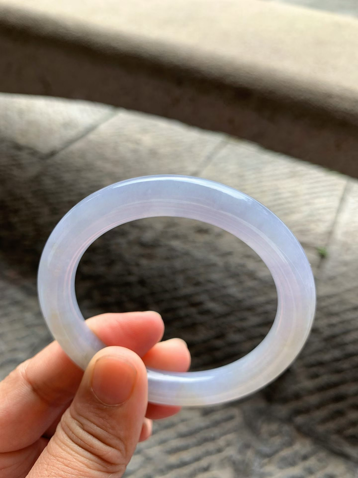 紫罗兰黄翡圆条手镯尺寸54.5*10*9.5 玉质细腻均匀，紫色淡雅清新，镯身一侧带有天然形成的暖