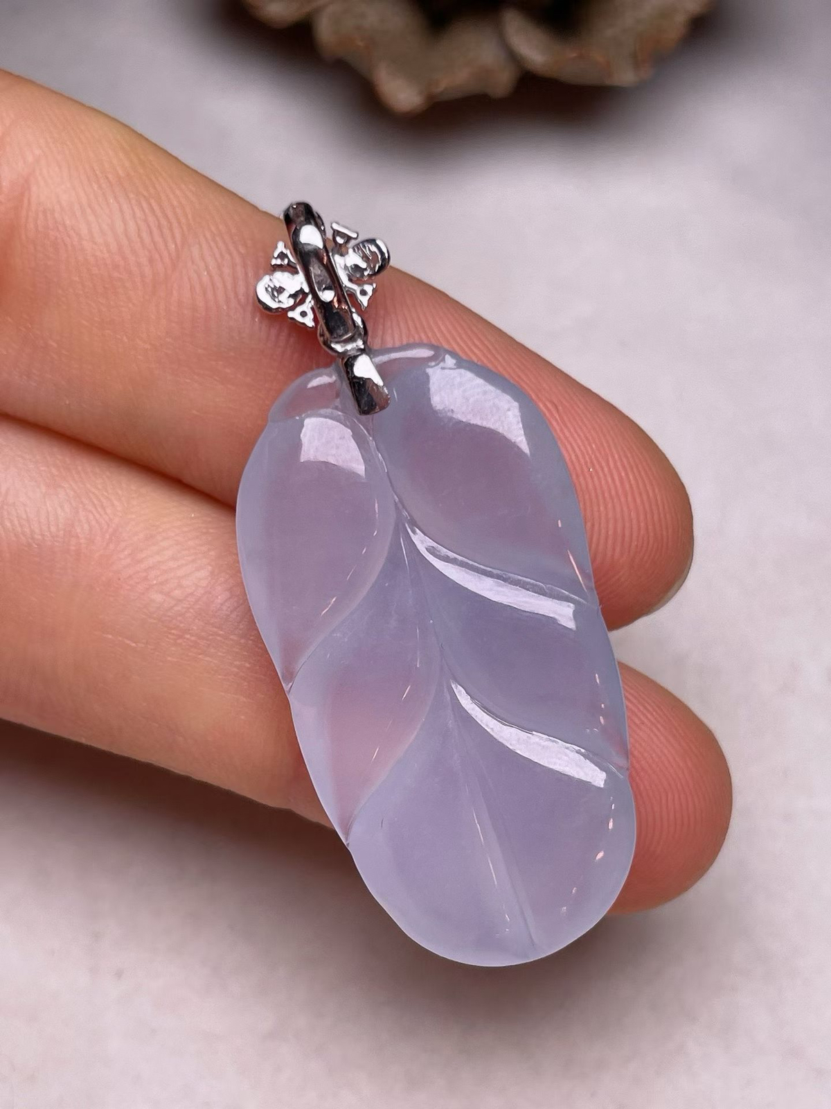 冰种紫罗兰叶子吊坠，真金真钻镶嵌，种水好，玉质细腻 .裸石尺寸 32.0*17.0