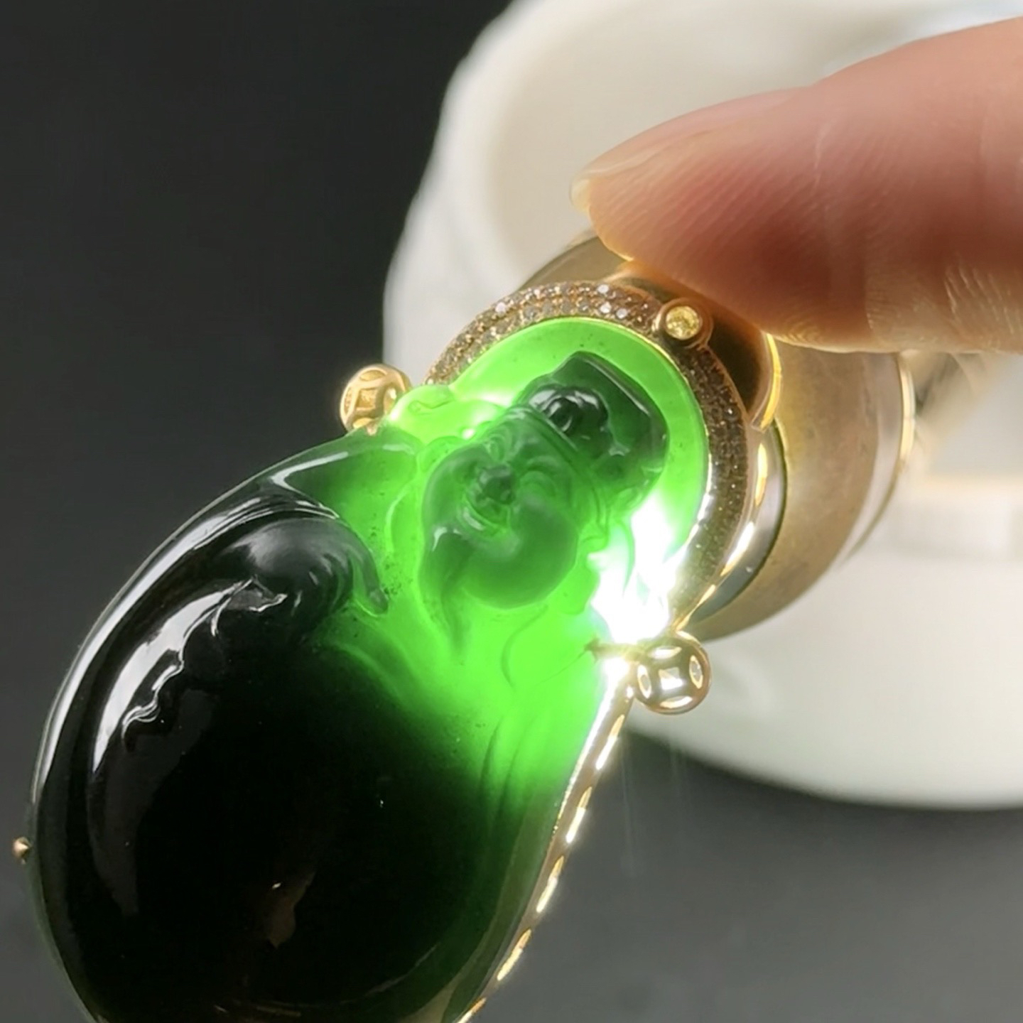 精品18k墨翠财神爷 种好色正 黑度极好 打灯通透 油性十足   尺寸44.5