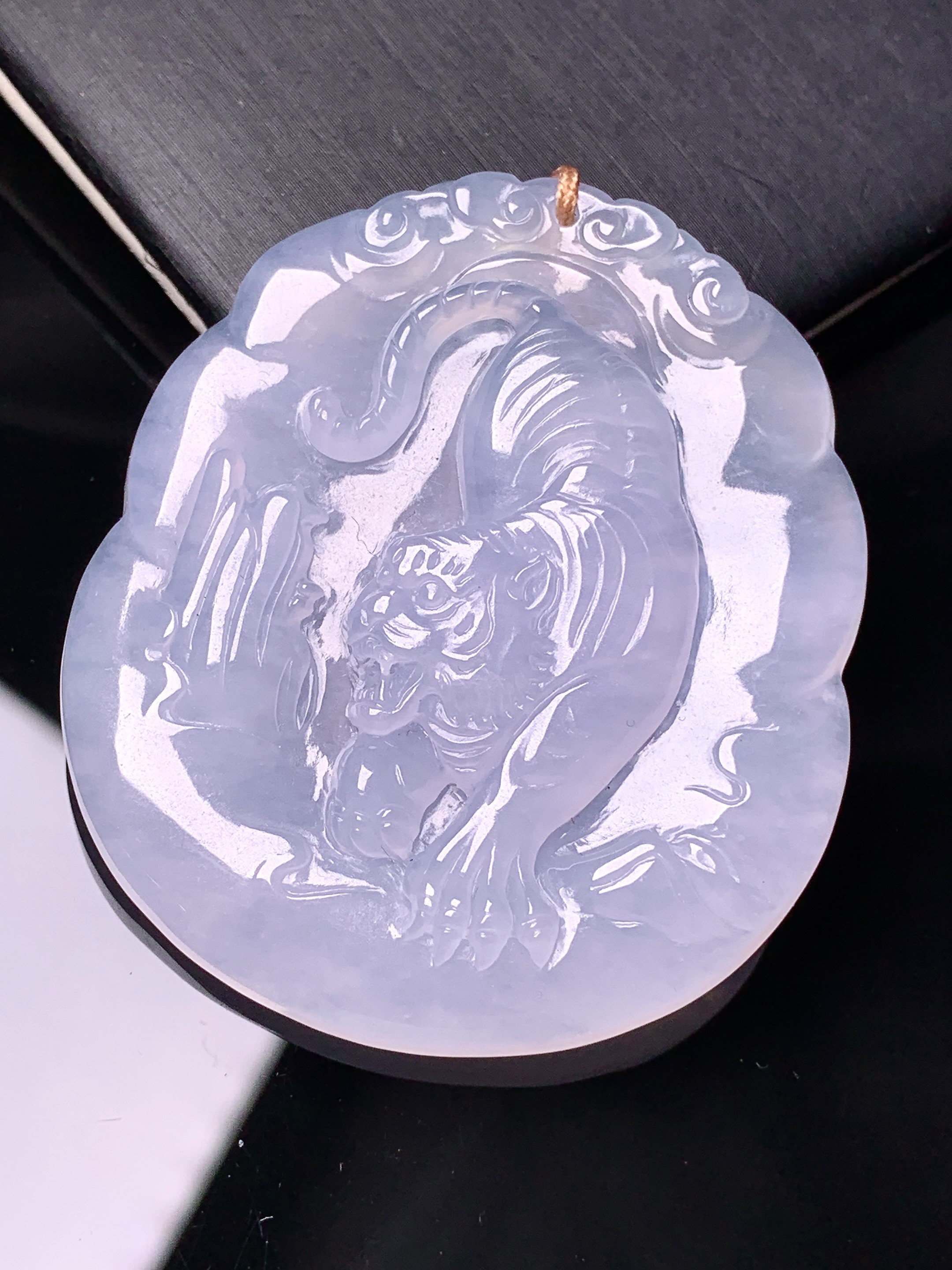 冰种生肖老虎牌吊坠 玉质细腻 色泽艳丽清新 水润亮眼 整体尺寸47.2*41.5*6.2b2