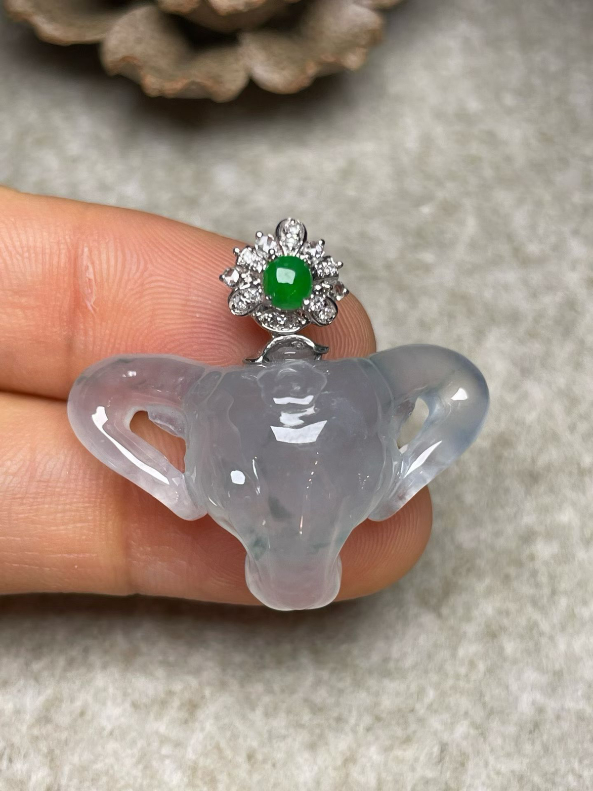 冰种飘花扭转乾坤吊坠、真金真钻镶嵌，种水好，玉质细腻 .裸石尺寸 27.6*18.0