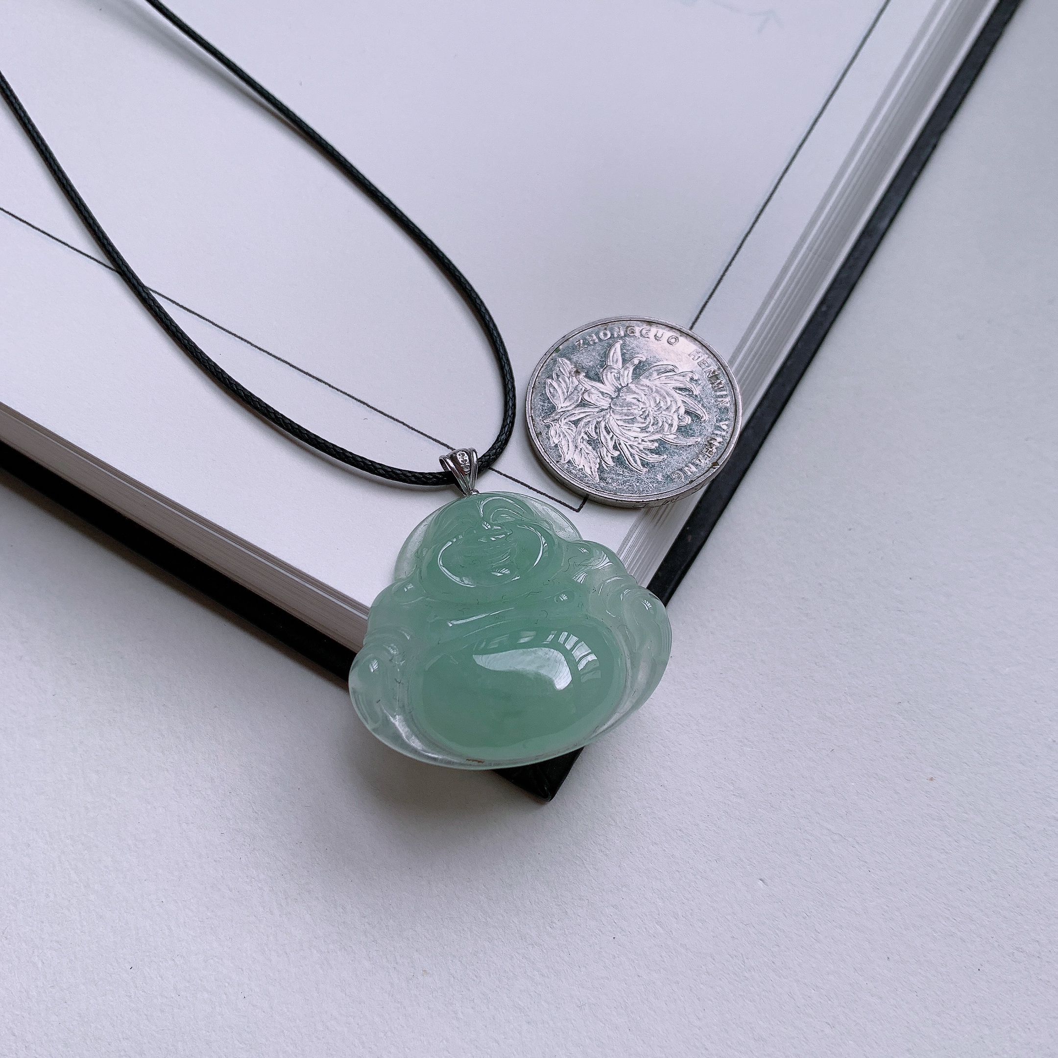 天然A货翡翠18K金镶嵌浅绿大肚佛公吊坠 
尺寸35-32-6mm 重量9.35克