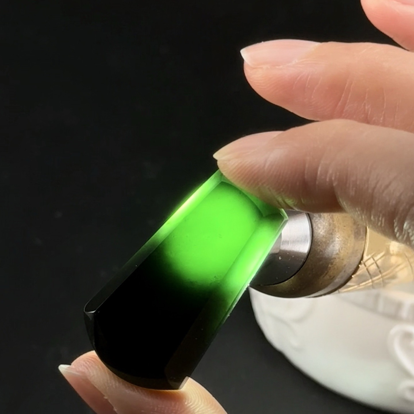 精品墨翠无事牌 种好色正 黑度极好 打灯通透 尺寸35.6