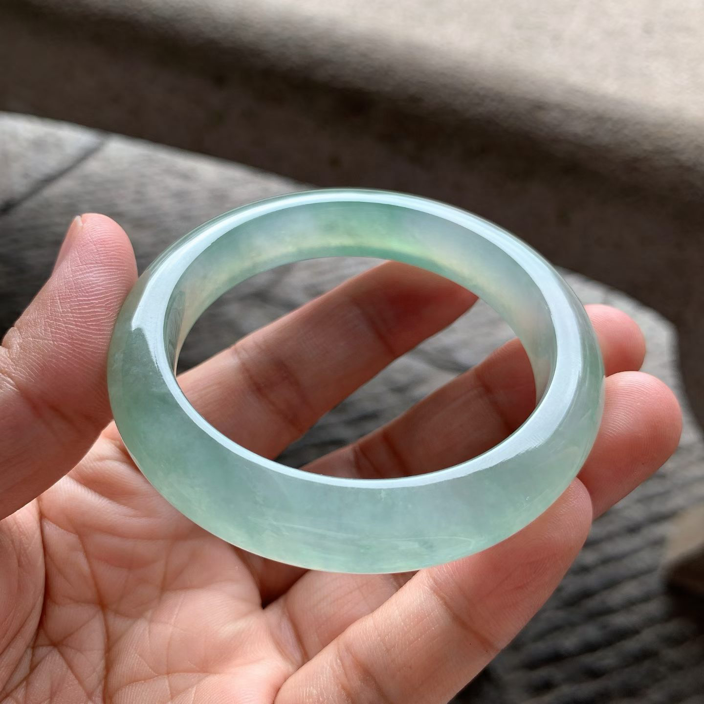 老坑种晴水绿正圈手镯尺寸52.5*11.5*9 老坑种水，通透冰凝，水头十足，如同雨后初晴的湖水，通透感拉满，起莹起胶，整体颜色清新淡雅，温润舒适！