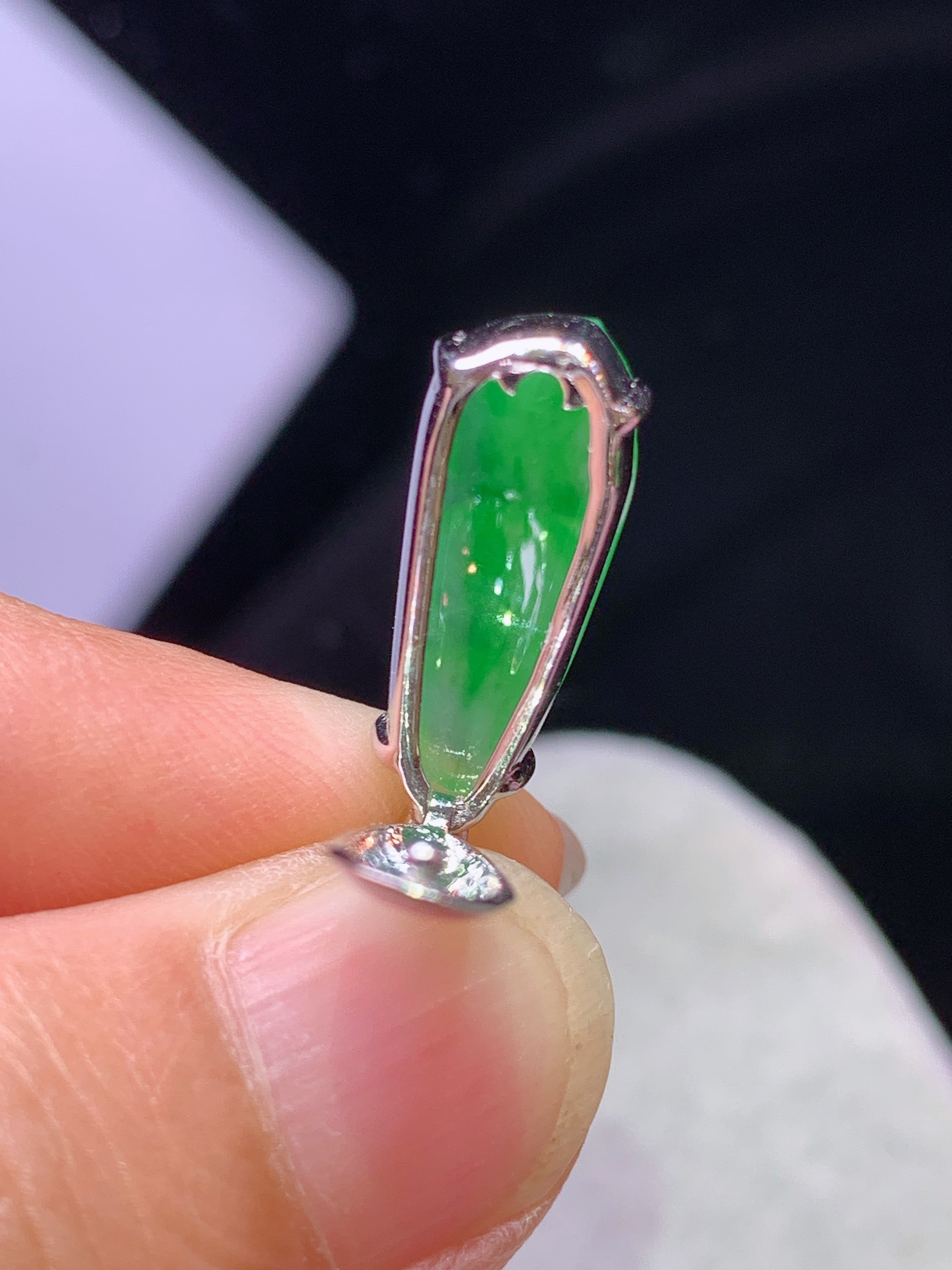 18k金钻镶嵌冰阳绿四季豆吊坠 玉质细腻 色泽艳丽清新 水润亮眼 整体尺寸26.5*7*6.3h1