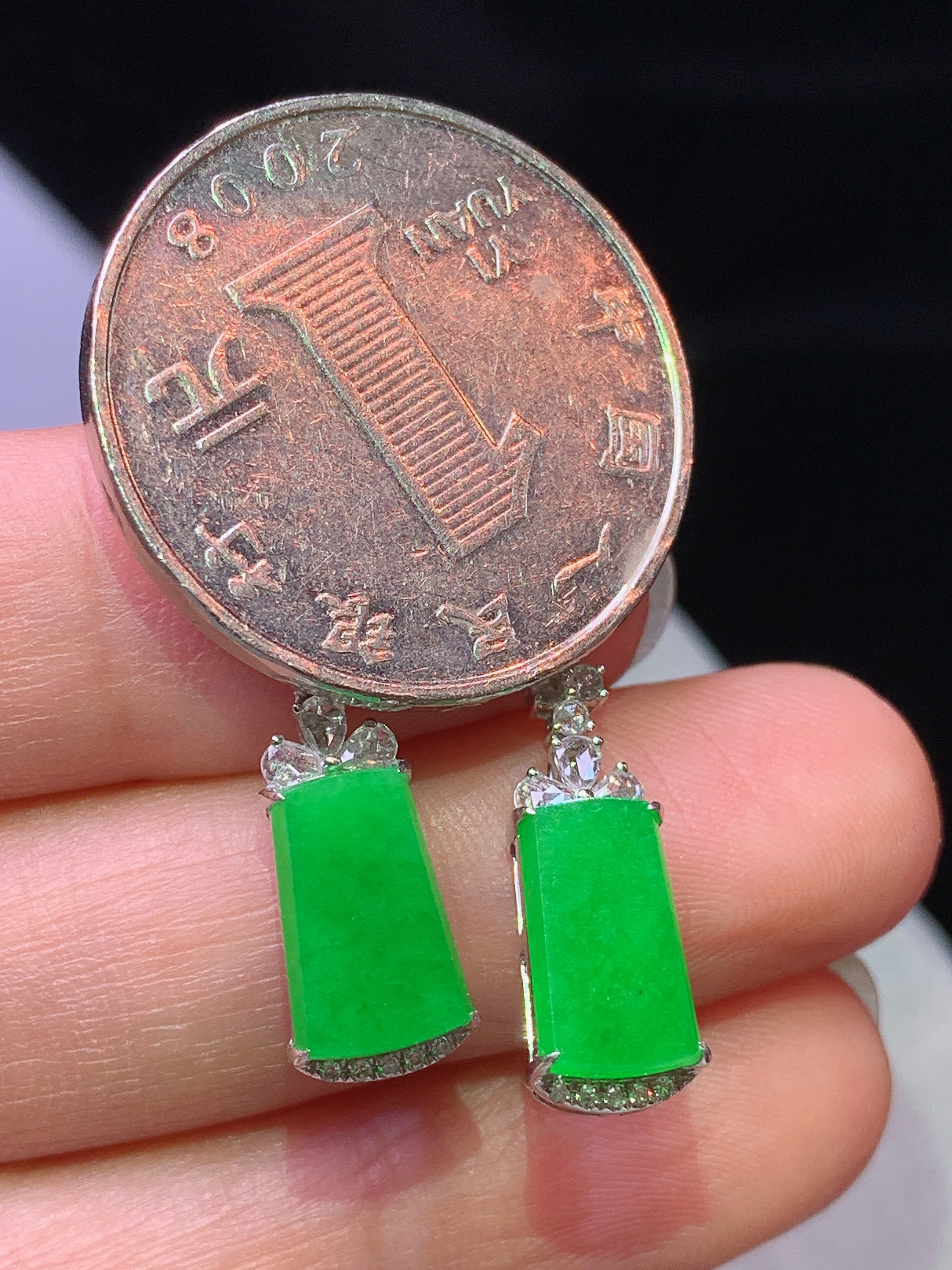 18k金钻镶嵌阳绿无事牌耳坠 玉质细腻 色泽艳丽清新 水润亮眼 整体尺寸36.8*6.3*4.2x9