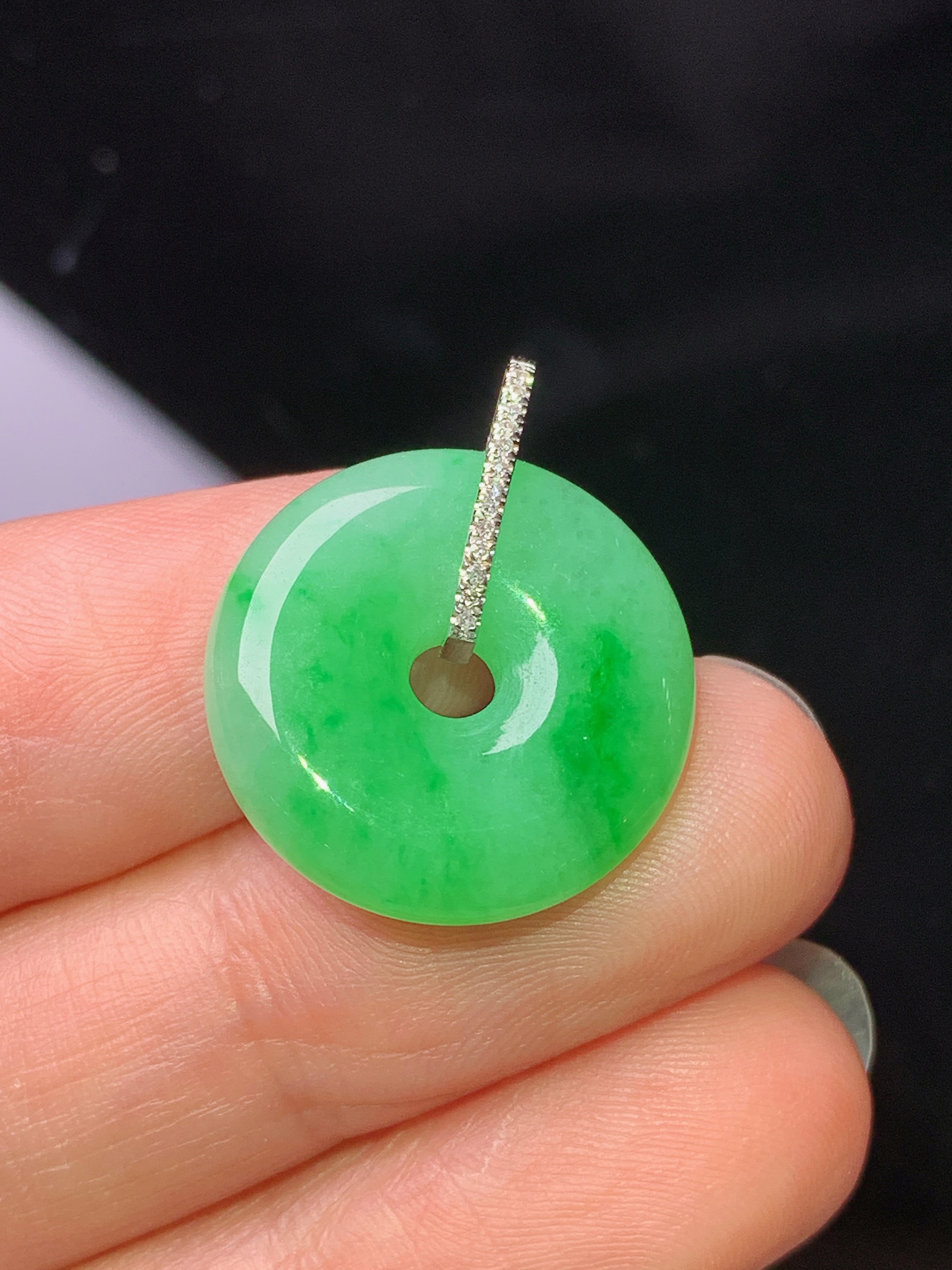 18k金钻镶嵌阳绿平安扣吊坠 玉质细腻 色泽艳丽清新 水润亮眼 整体尺寸22.5*18.5*4.6z1