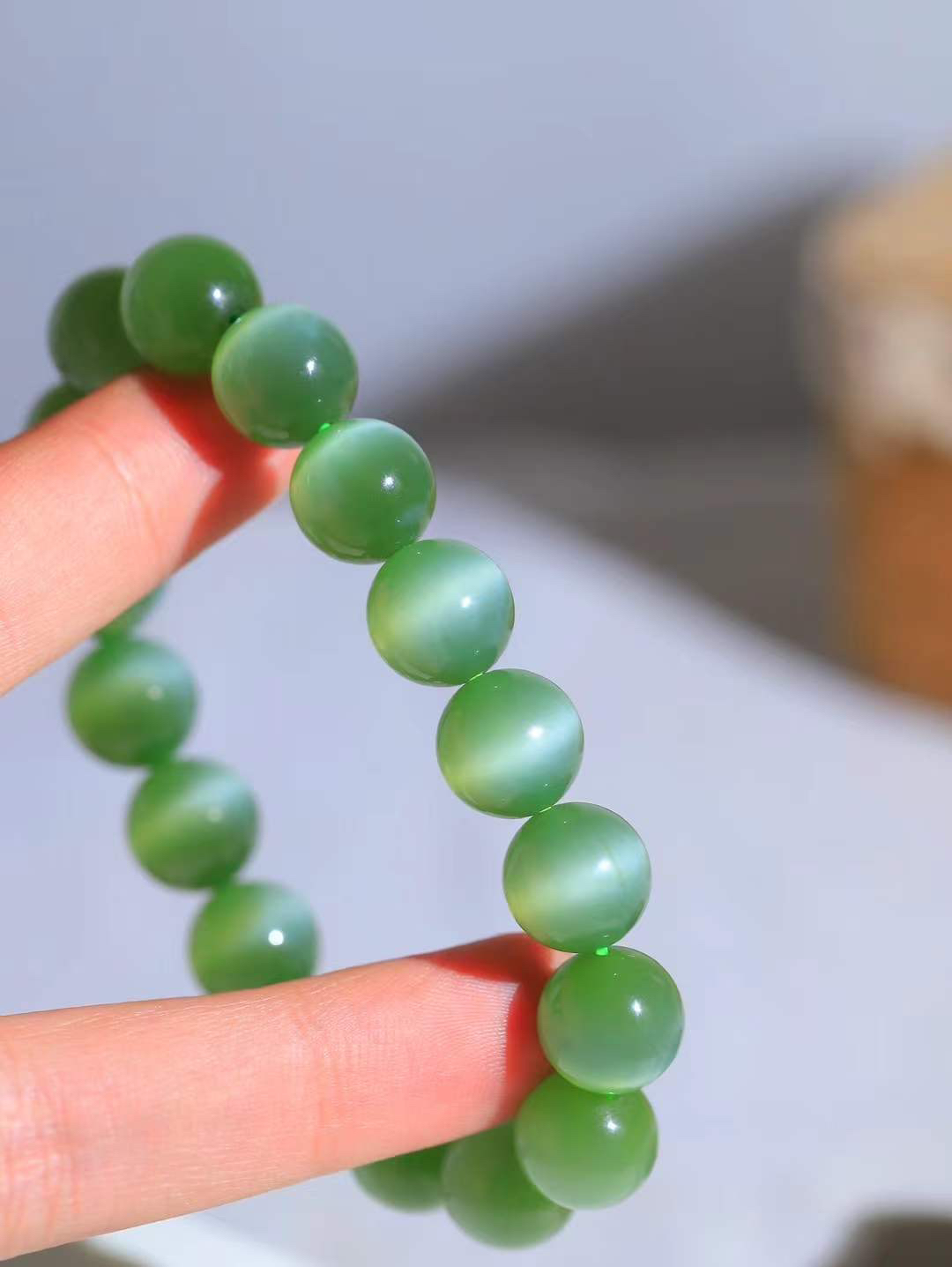 （猫眼手串）

收藏级臻品和田玉碧玉猫眼圆珠手串 质地温润灵动 猫眼儿般的光中，有波光潋滟，也有梦幻清韵。行走于市井的喧嚣，相顾不言，便得清欢。重46.5克 尺寸取一12mmFDT-23402053