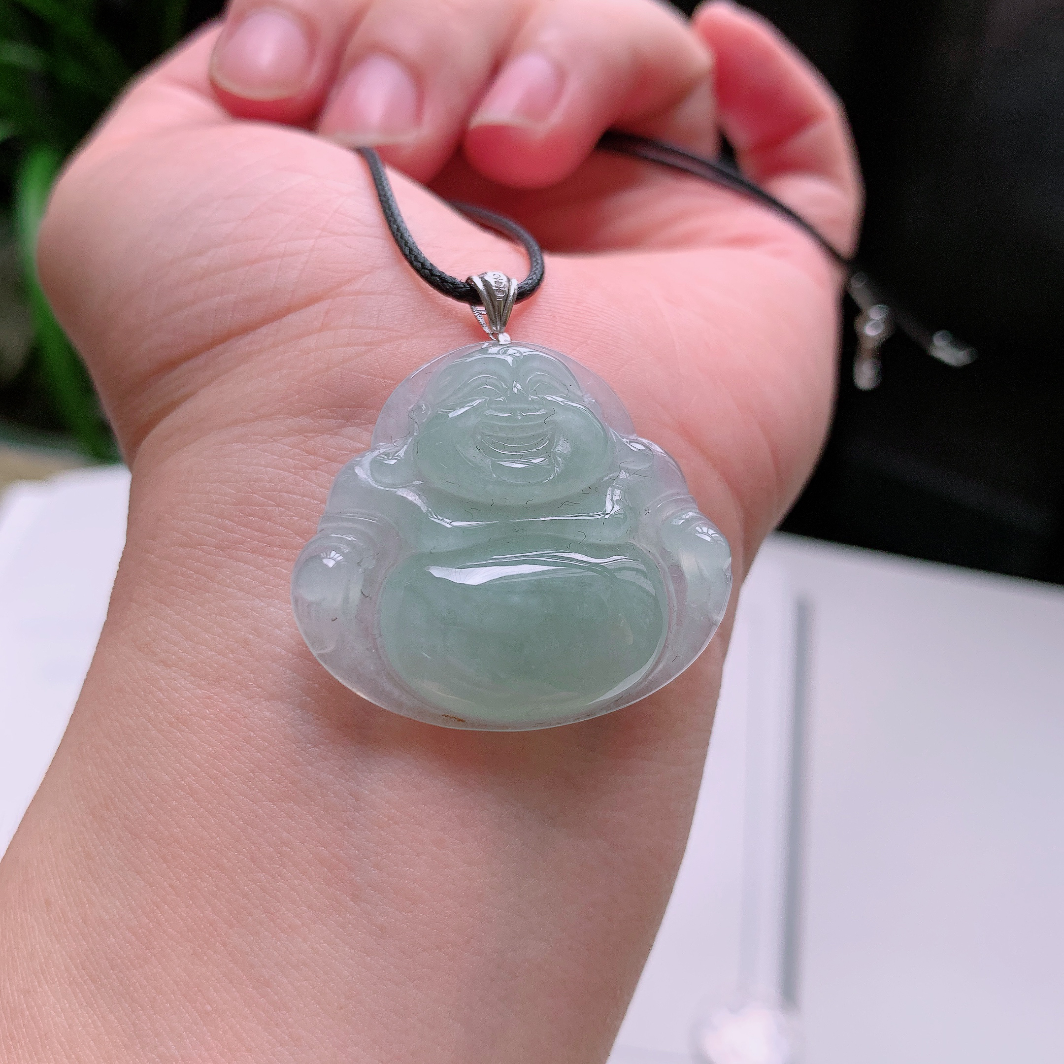 天然A货翡翠18K金镶嵌浅绿大肚佛公吊坠 
尺寸35-32-6mm 重量9.35克