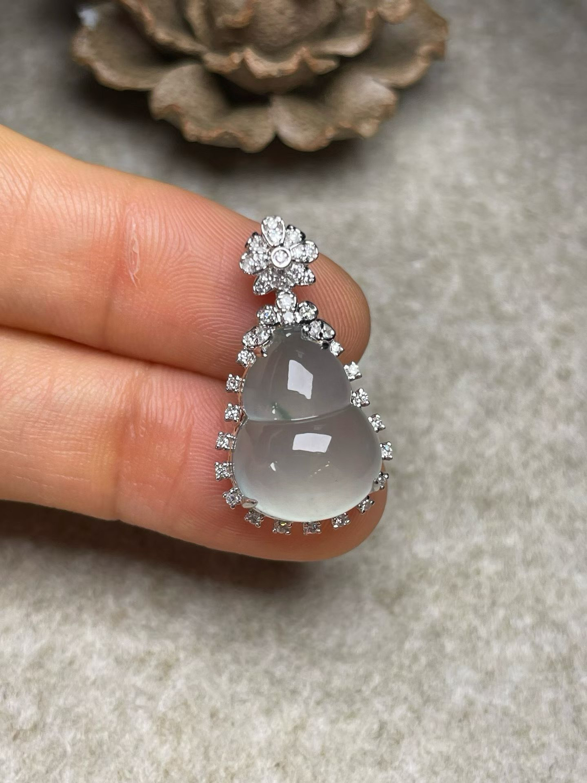 冰种飘花葫芦吊坠、真金真钻镶嵌，种水好，玉质细腻 .裸石尺寸 15.2*11.8