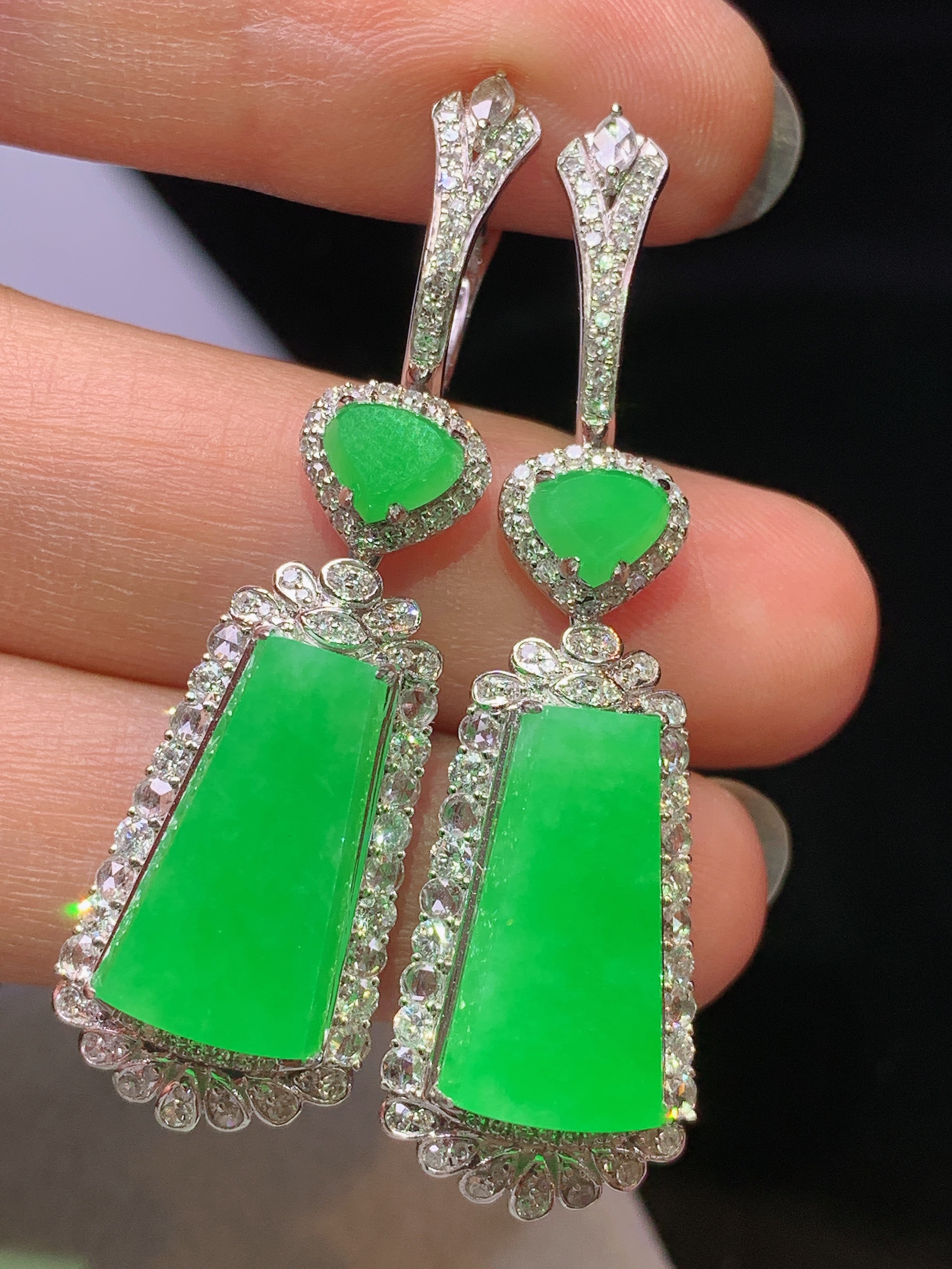 18k金钻镶嵌阳绿无事牌耳坠 玉质细腻 色泽艳丽清新 水润亮眼 整体尺寸43.8*13*8.5h1