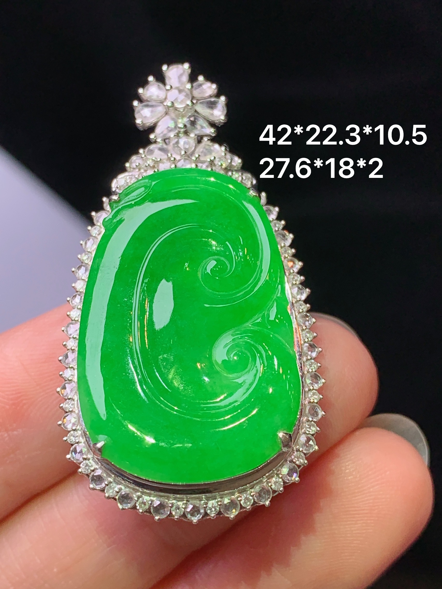 18k金钻镶嵌阳绿如意吊坠 玉质细腻 色泽艳丽清新 水润亮眼 整体尺寸42*22.3*10.5x9