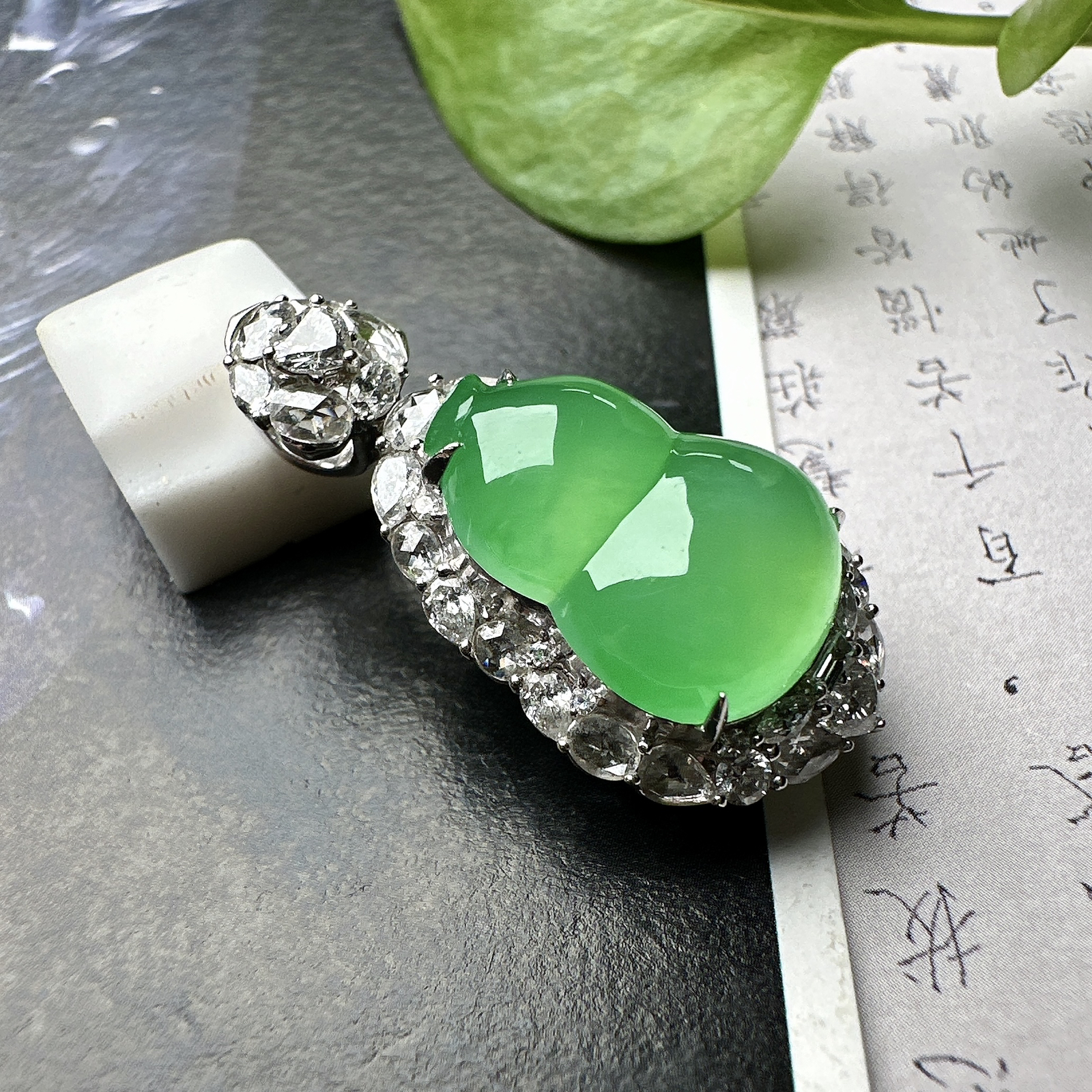 【冰种满绿葫芦吊坠】质地细腻，冰润起光，胶感强烈，冰感明显，18K金钻精美镶嵌，裸石尺寸16.3*11.6*5.5毫米