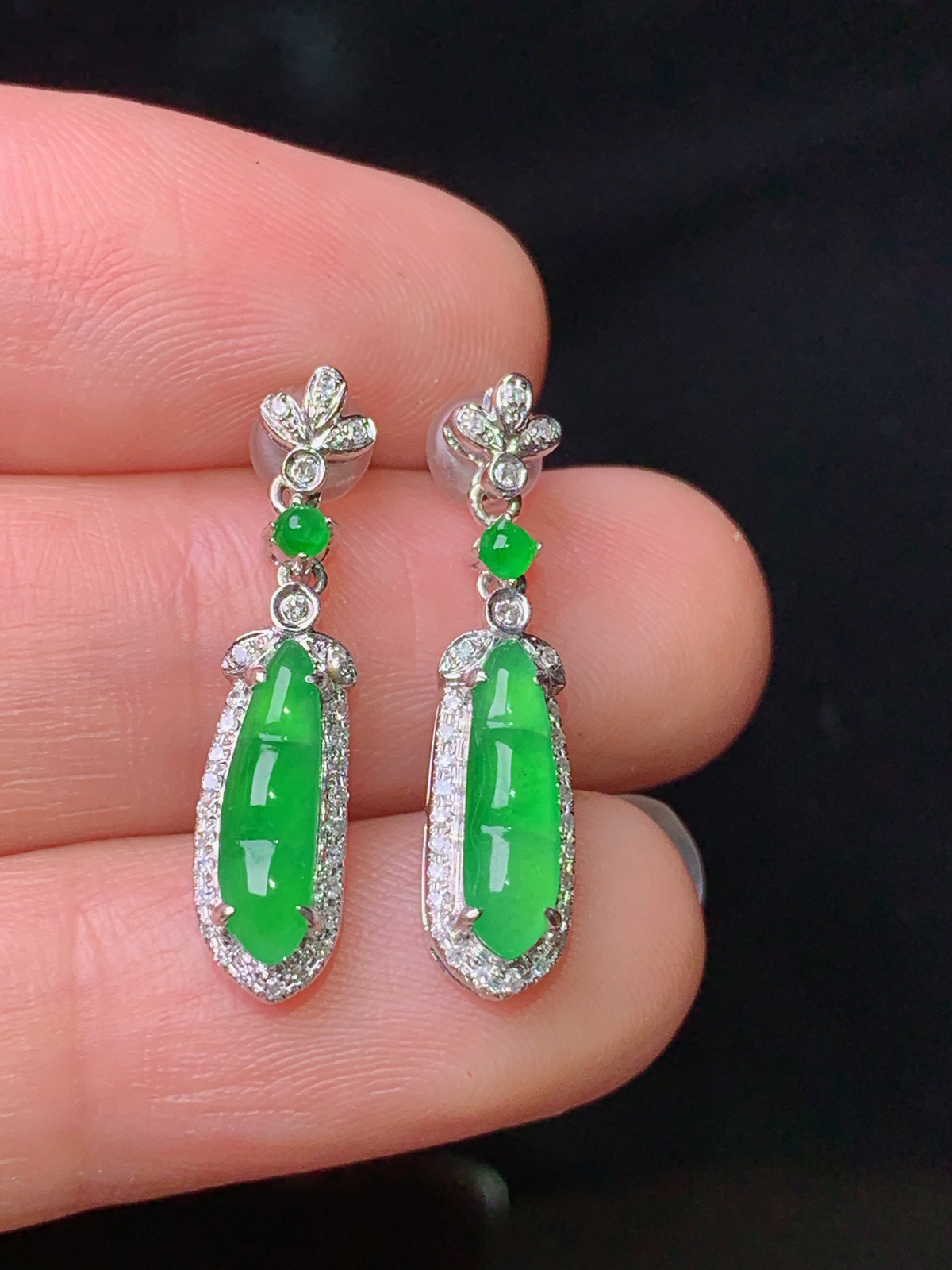 18k金钻镶嵌满绿四季豆吊坠 玉质细腻 色泽清新艳丽 整体尺寸23.2*5.3*5