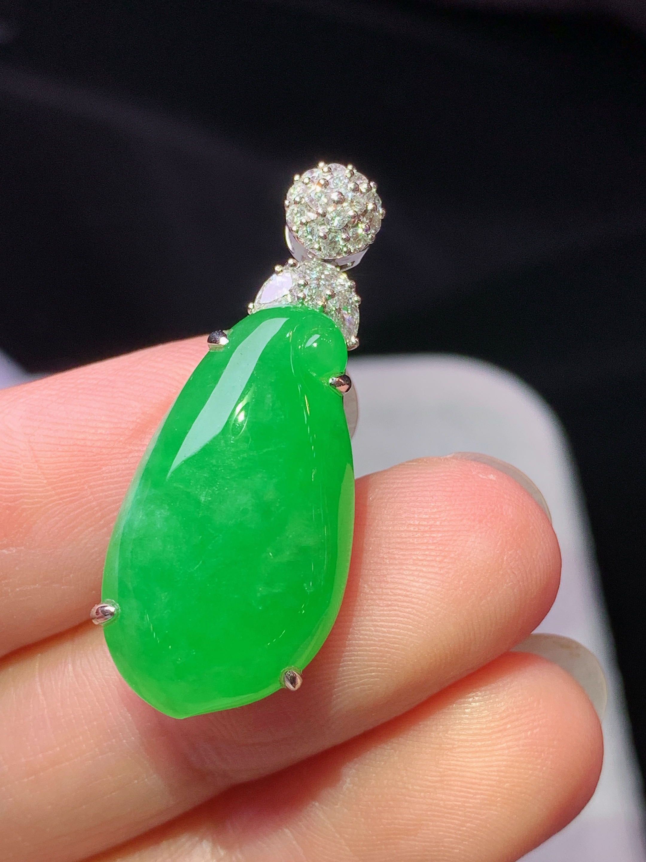18k金钻镶嵌冰阳绿福瓜吊坠 玉质细腻 色泽艳丽清新 水润亮眼 整体尺寸32*13*9z1