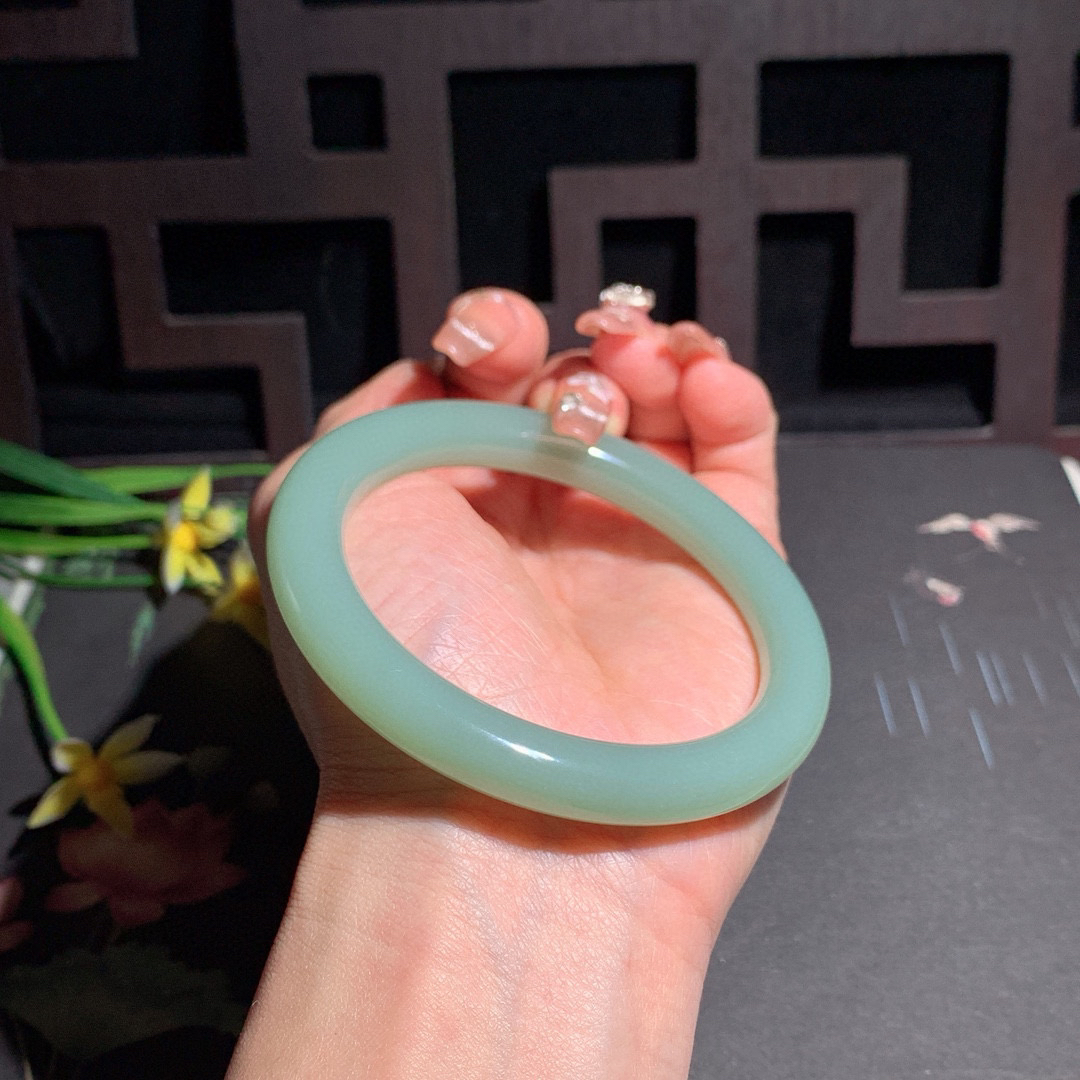 天蓝色，和田玉59.5圈口且末蓝圆条手镯！玉质细腻油润 底色纯净 无裂无黑脂粉好，品质高。