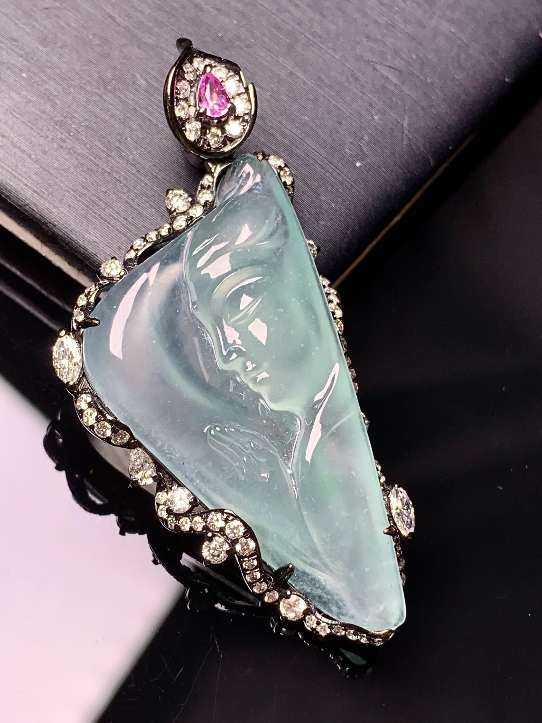 18k金钻镶嵌冰种晴底佛头吊坠 玉质细腻 色泽艳丽清新 水润亮眼 整体尺寸47.6*22.2*7.2