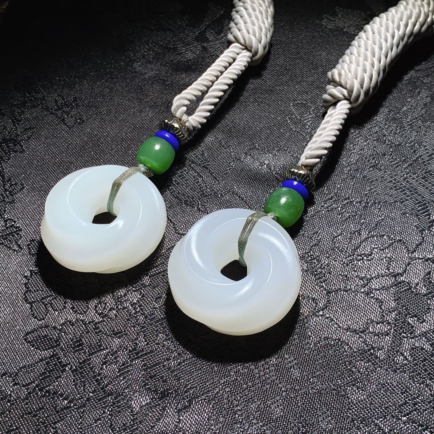 一个新疆和田玉羊脂白玉时来运转平安扣挂件 尺寸26/10！玉质细腻油润 底色纯净 脂粉好，品质好。l