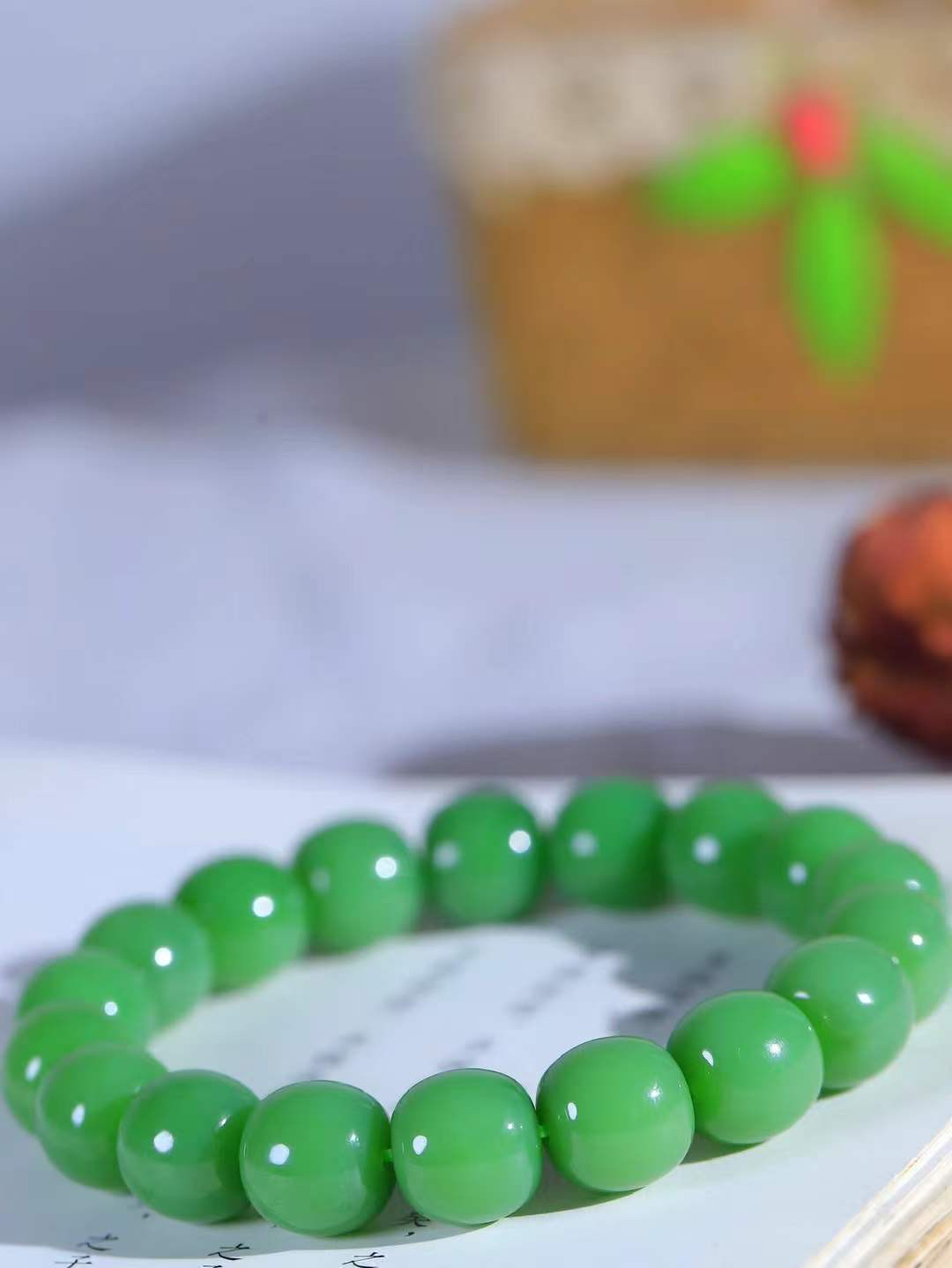 （老型珠.手串）

货头精选  和田玉碧玉老型珠手串，玉质细腻油润 饱满光滑 质朴无华，悠远简单，