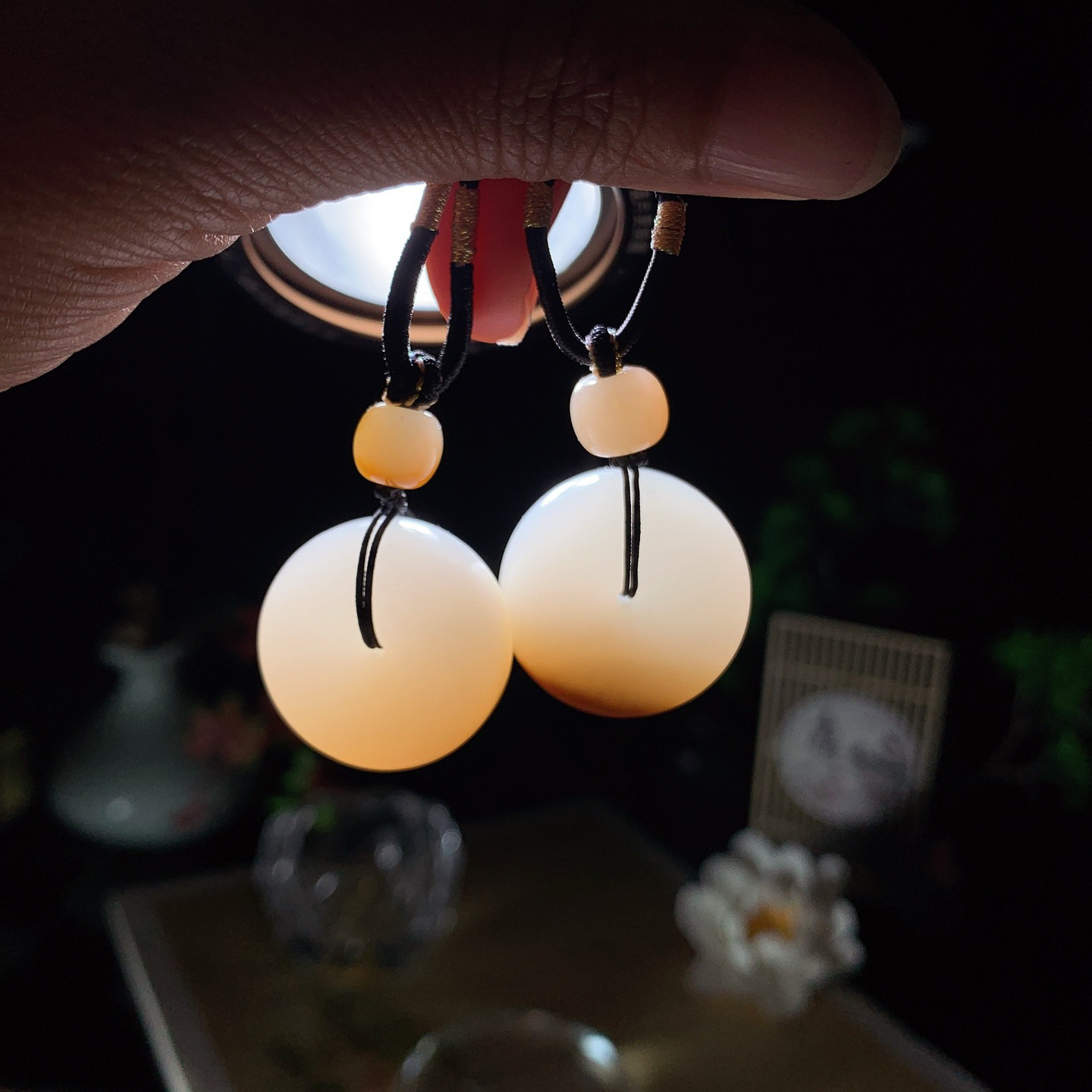 一对新疆和田玉且末糖平安扣挂件 尺寸24/10重31克！玉质细腻油润 底色纯净 脂粉好，品质好。lt260420