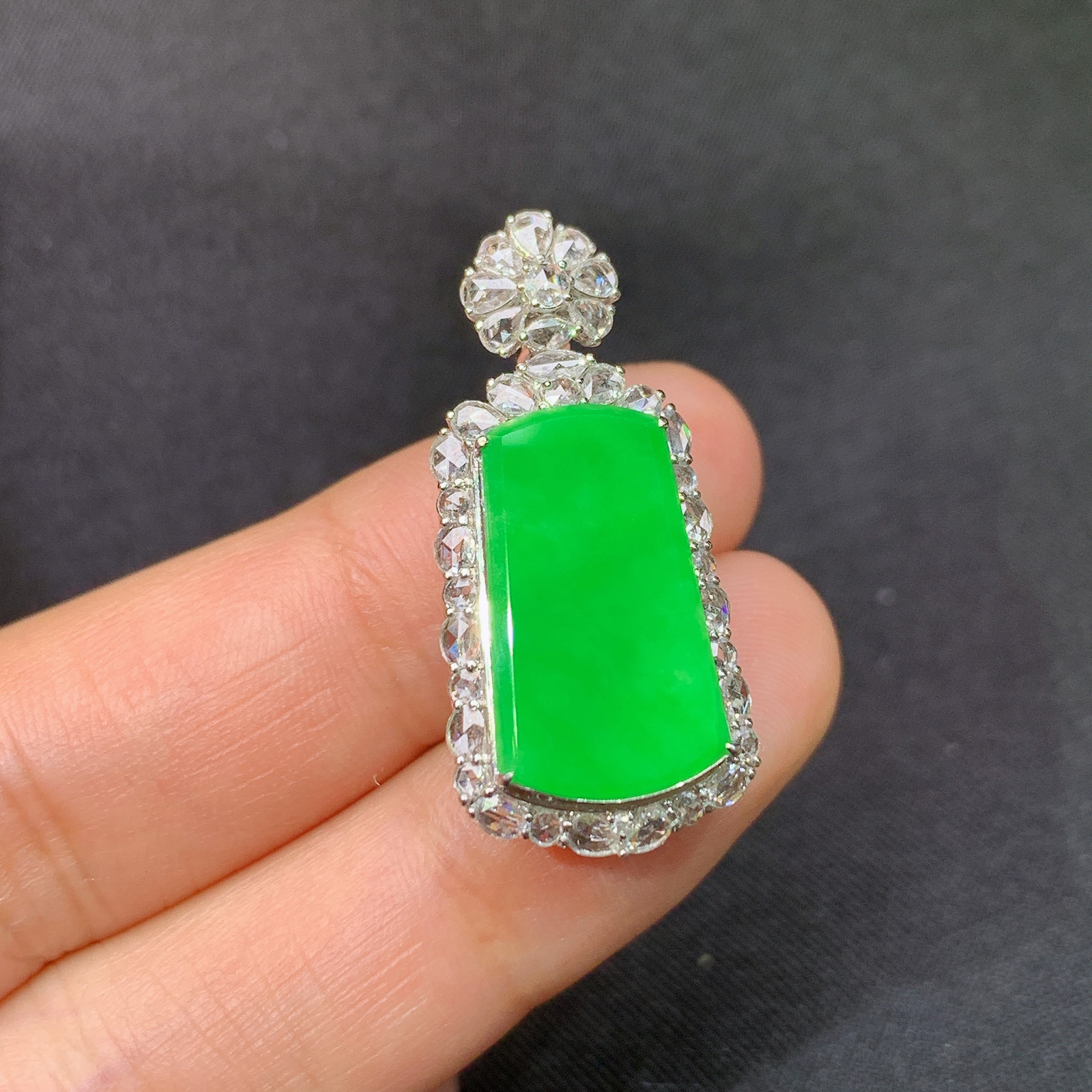 冰阳绿无事牌吊坠，18k金镶嵌，冰润色阳，玉质细腻，种水足，Yt 尺寸30.1*14.1*8.8