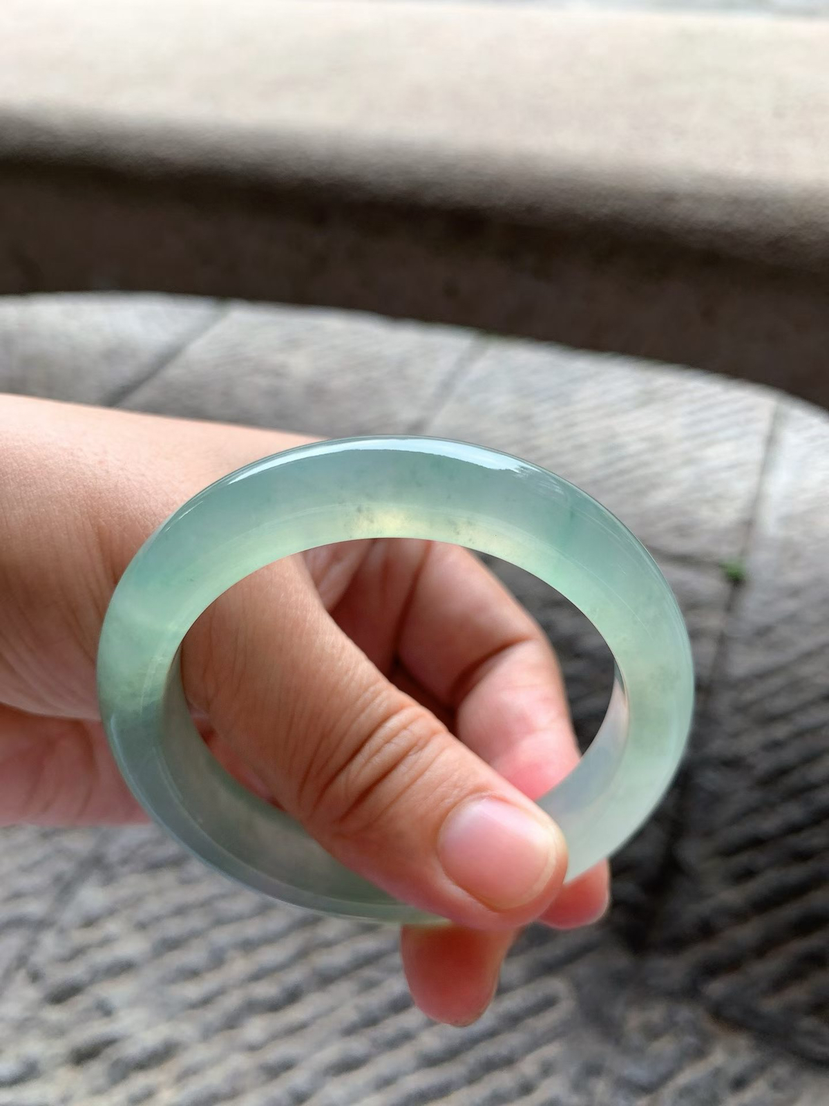 老坑种晴水绿正圈手镯尺寸52.5*11.5*9 老坑种水，通透冰凝，水头十足，如同雨后初晴的湖水，通透感拉满，起莹起胶，整体颜色清新淡雅，温润舒适！