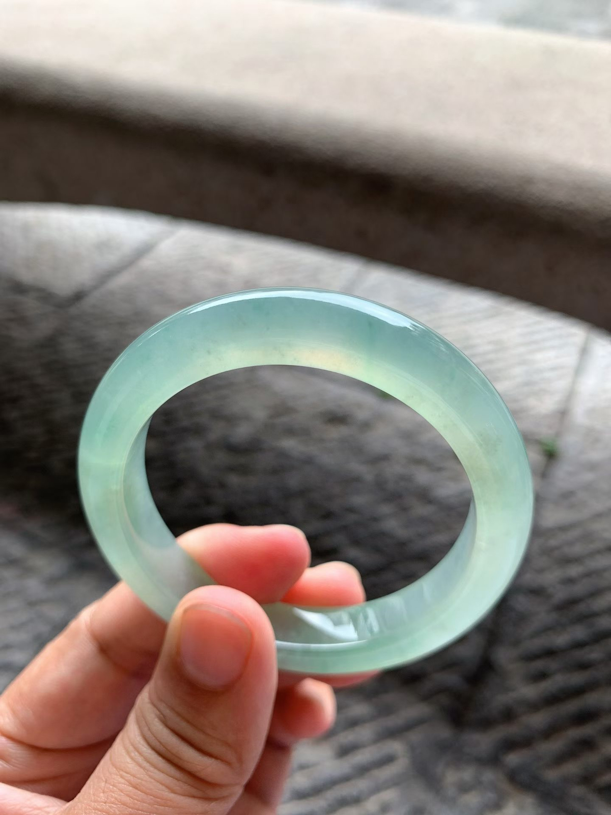 老坑种晴水绿正圈手镯尺寸52.5*11.5*9 老坑种水，通透冰凝，水头十足，如同雨后初晴的湖水，通透感拉满，起莹起胶，整体颜色清新淡雅，温润舒适！