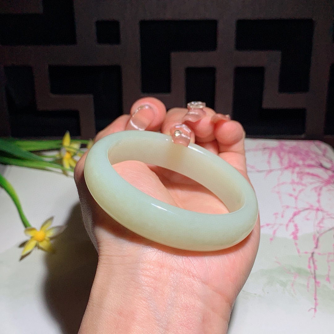 和田玉53圈口黄口料宽条贵妃手镯！内径57/46玉质细腻油润 底色纯净 无裂无杂 脂粉好，品质好！