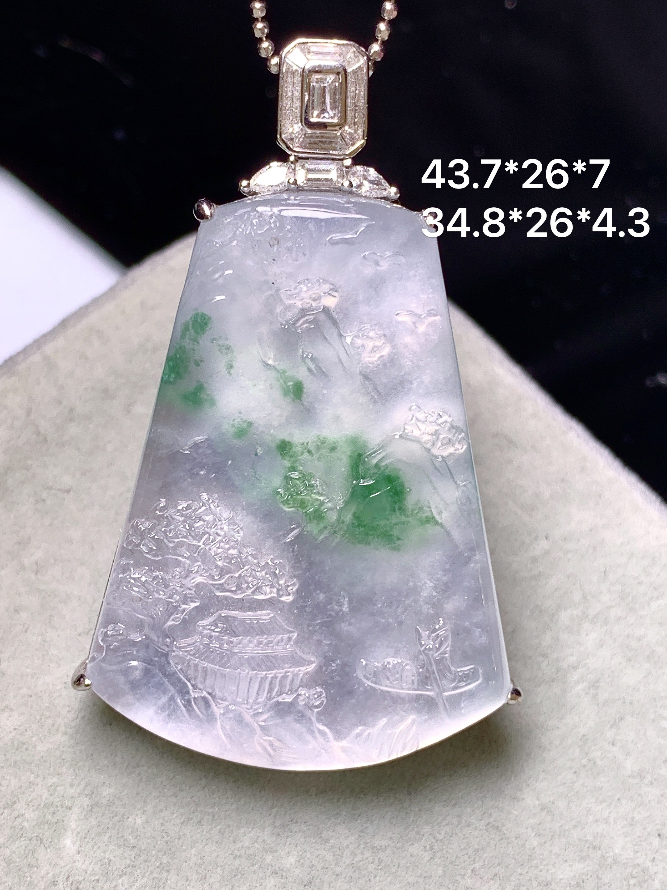 18k金钻镶嵌冰种飘绿山水牌子吊坠 玉质细腻 色泽艳丽清新 水润亮眼 整体尺寸43.7*26*7m5