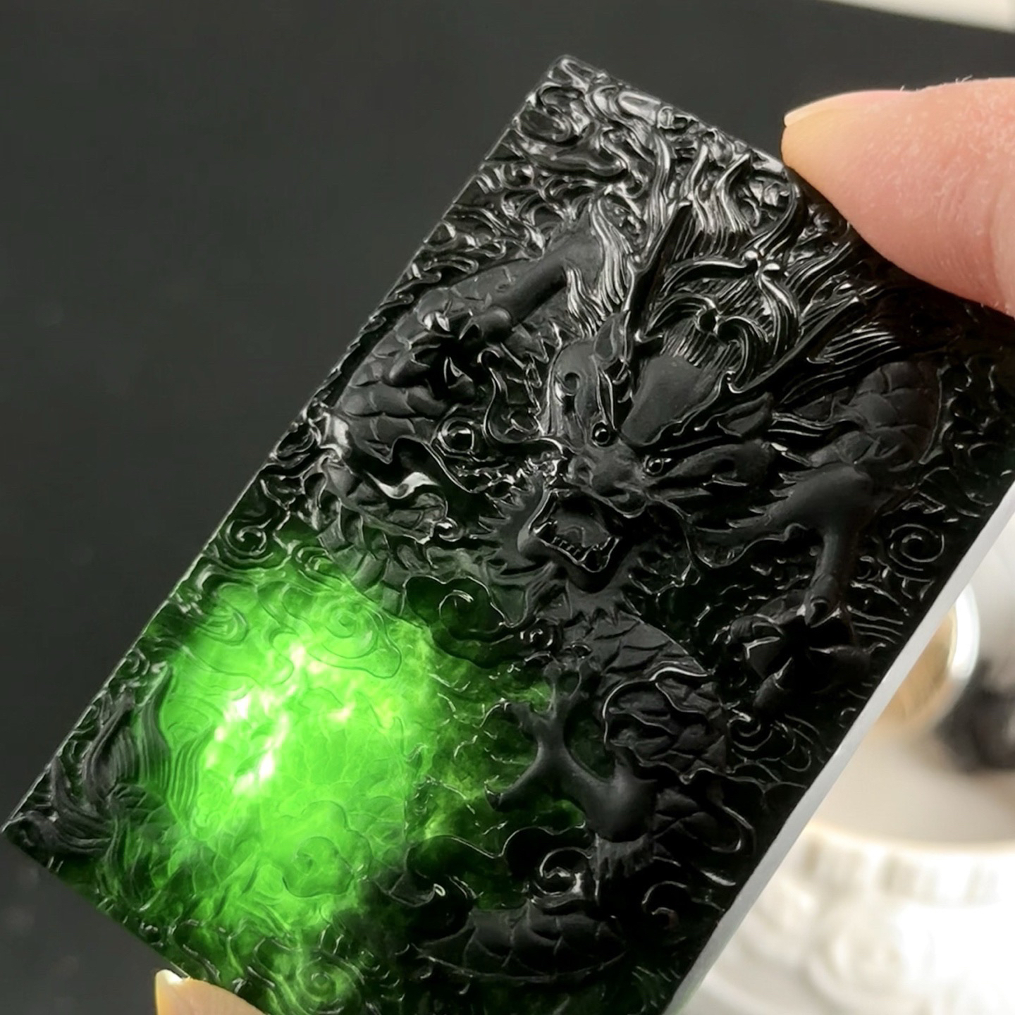 精品墨翠龙牌 种好色正 黑度极好 打灯通透 油性十足 尺寸61.2